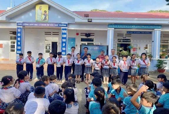 Công ty Điện lực Khánh Hòa đẩy mạnh tuyên truyền sử dụng điện an toàn, tiết kiệm tại Trường Tiểu học Thương Diêm (xã Cà Ná).