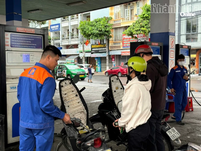 Giá xăng dầu đồng loạt giảm