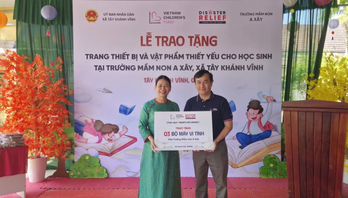Tặng thiết bị học tập cho học sinh và 2 ngôi nhà cho người dân xã Tây Khánh Vĩnh