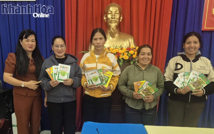 Hội Liên hiệp Phụ nữ xã Nam Khánh Vĩnh tặng quà cho hội viên khó khăn