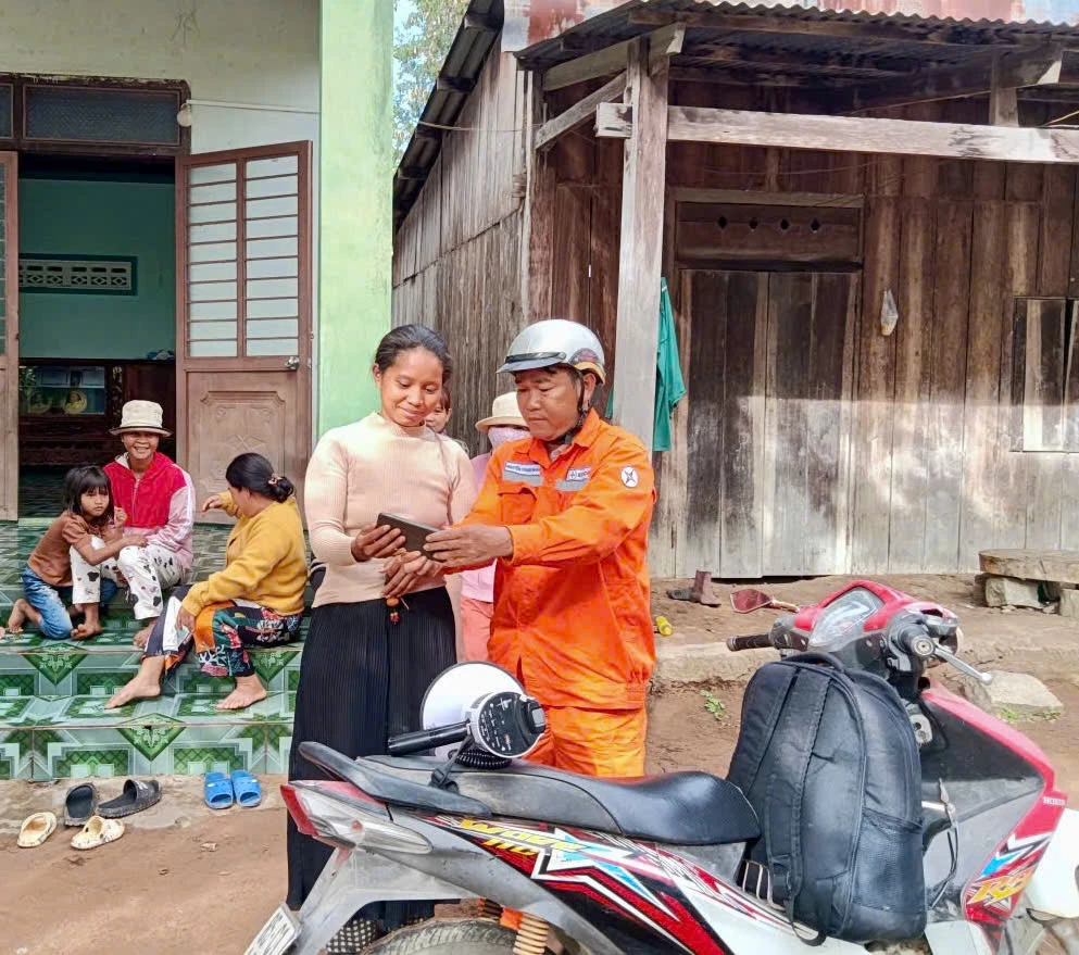 Nhân viên Công ty Điện lực Khánh Hòa tuyên truyền tiết kiệm điện tại thôn Ú, xã Anh Dũng.