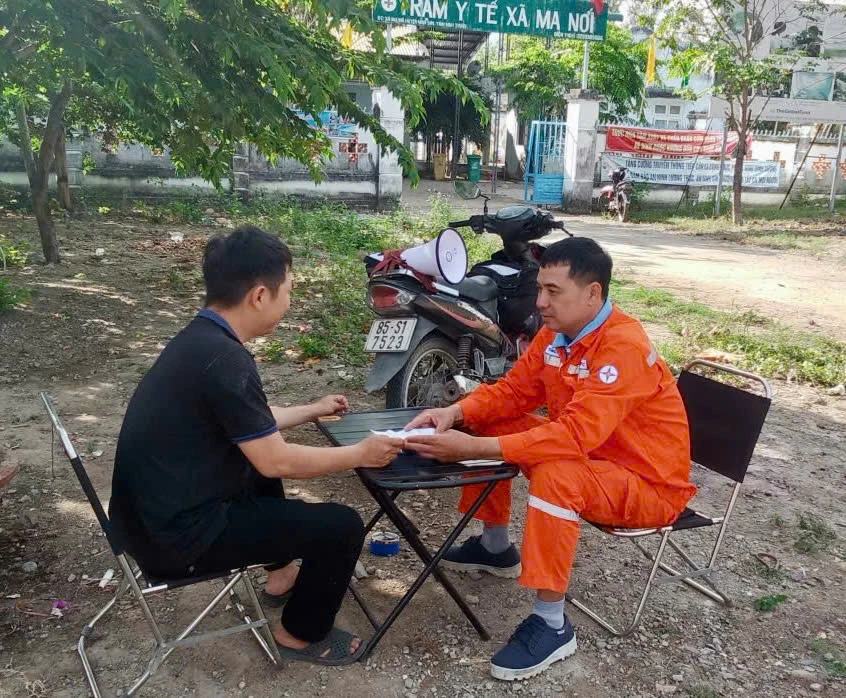 Nhân viên Công ty Điện lực Khánh Hòa tuyên truyền tiết kiệm điện tại thôn Ú, xã Anh Dũng.