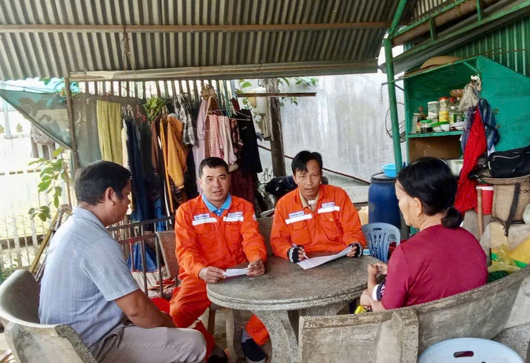Nhân viên Công ty Điện lực Khánh Hòa tuyên truyền tiết kiệm điện tại thôn Ú, xã Anh Dũng.