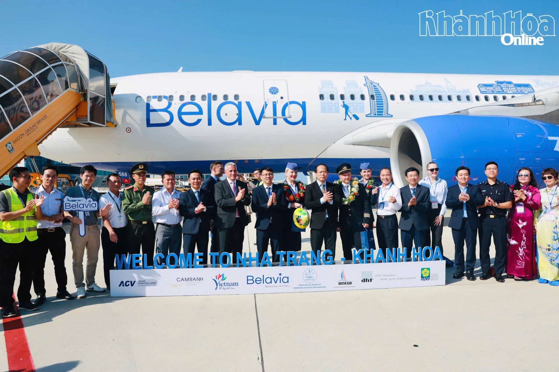 Lãnh đạo tỉnh Khánh Hòa cùng các đại biểu đón chuyến bay của Belavia Belarusian Airlines từ Minks đến Khánh Hòa