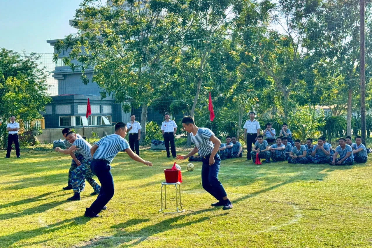 Đoàn viên, thanh niên tham gia trò chơi cướp cờ.