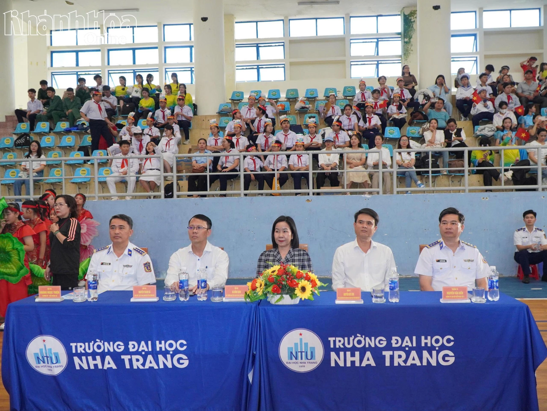 
Các đại biểu tham dự và theo dõi các vòng thi.
