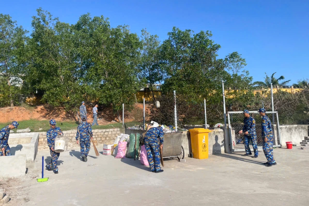 Thu gom rác thải trong đơn vị.