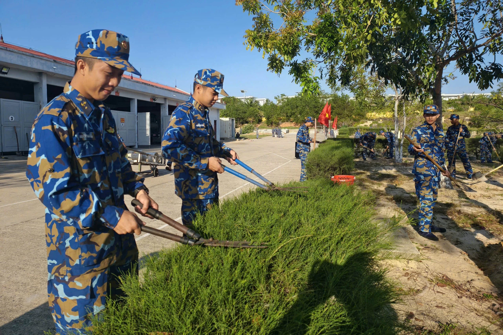 Các đoàn viên, thanh niên cắt tỉa cây xanh.