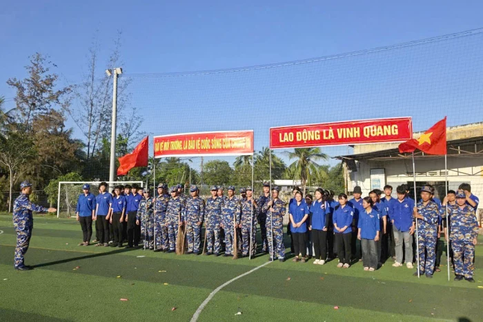 Các cơ sở đoàn tổ chức “Ngày Chủ nhật xanh” tại Trường THPT Ngô Gia Tự