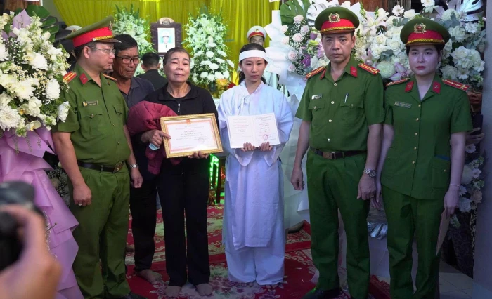 Quỹ Nghĩa tình đồng đội Công an nhân dân hỗ trợ 100 triệu đồng cho gia đình đồng chí Nguyễn Xuân Hải