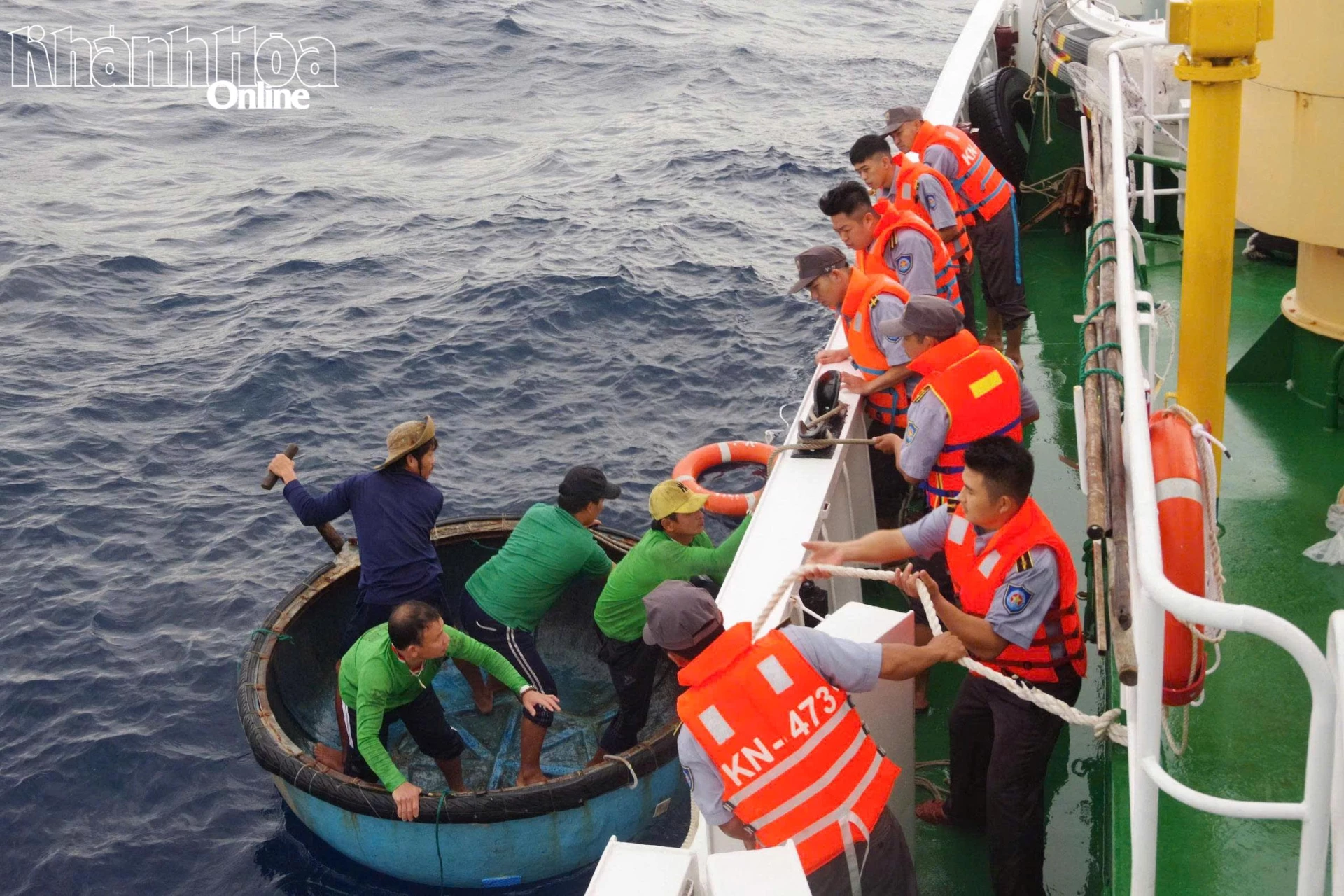 Cán bộ, thủy thủ tàu KN473 cứu hộ ngư dân trên biển.