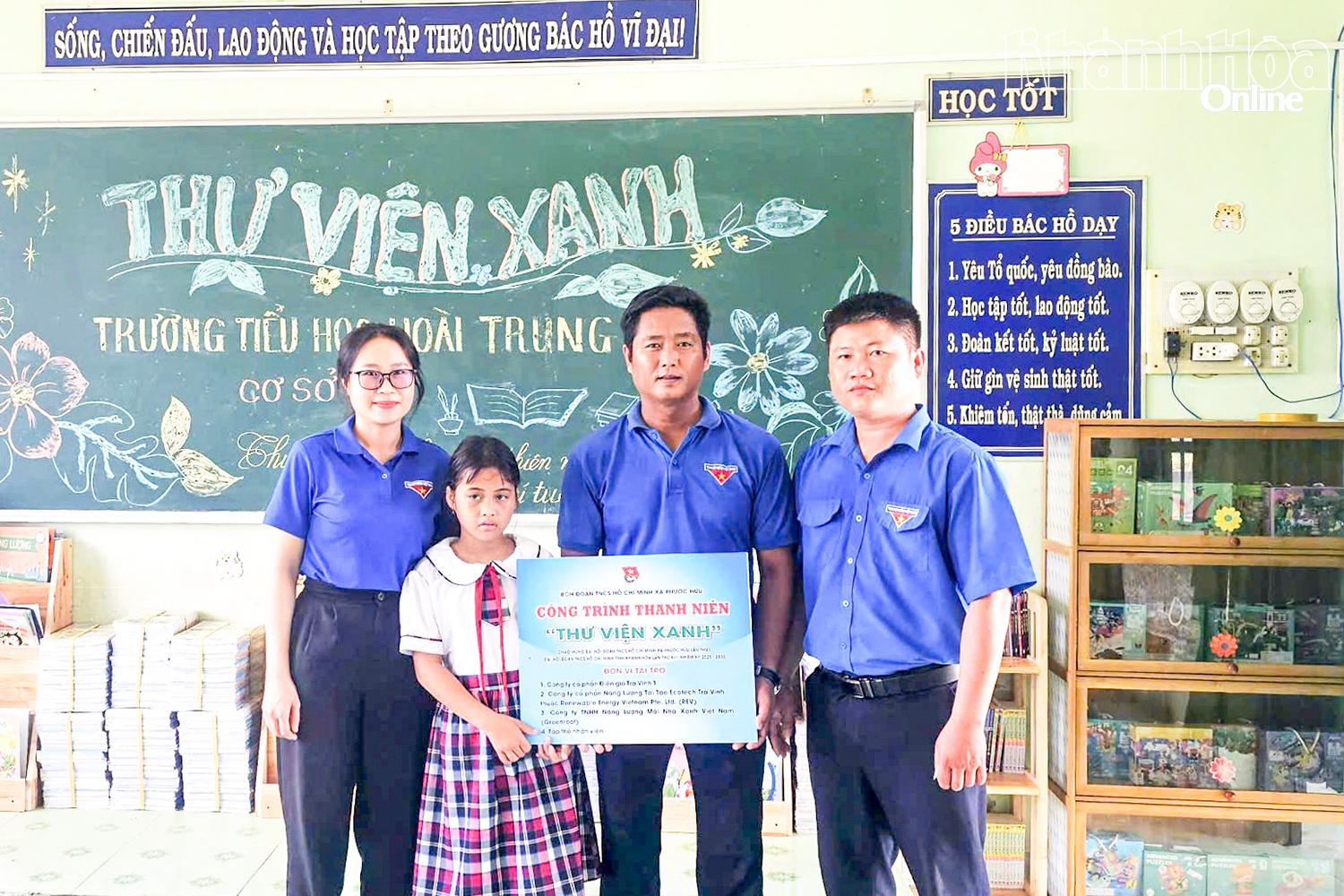 Đoàn xã Phước Hữu trao bảng tượng trưng công trình thanh niên Thư viện xanh cho Trường Tiểu học Hoài Trung - Điểm trường thôn Tà Dương.