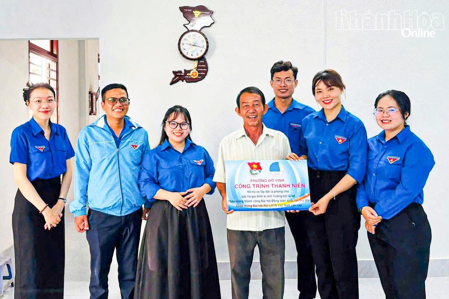 Đại diện Đoàn phường Đô Vinh trao bảng tượng trưng bàn giao công trình thanh niên “Hỗ trợ và lắp đặt la phông” cho hộ dân.