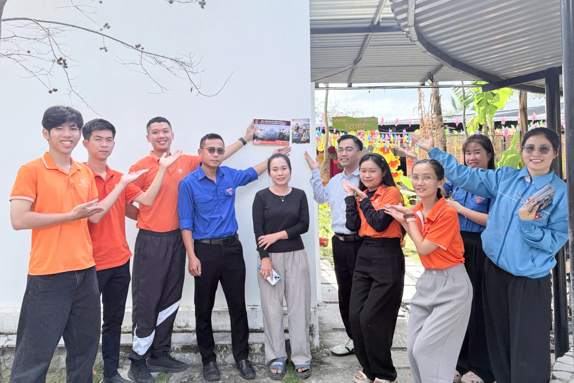 Đoàn xã Vạn Hưng lắp đặt bảng mã QR Phủ xanh số Vạn Hưng tại các điểm dịch vụ, du lịch.