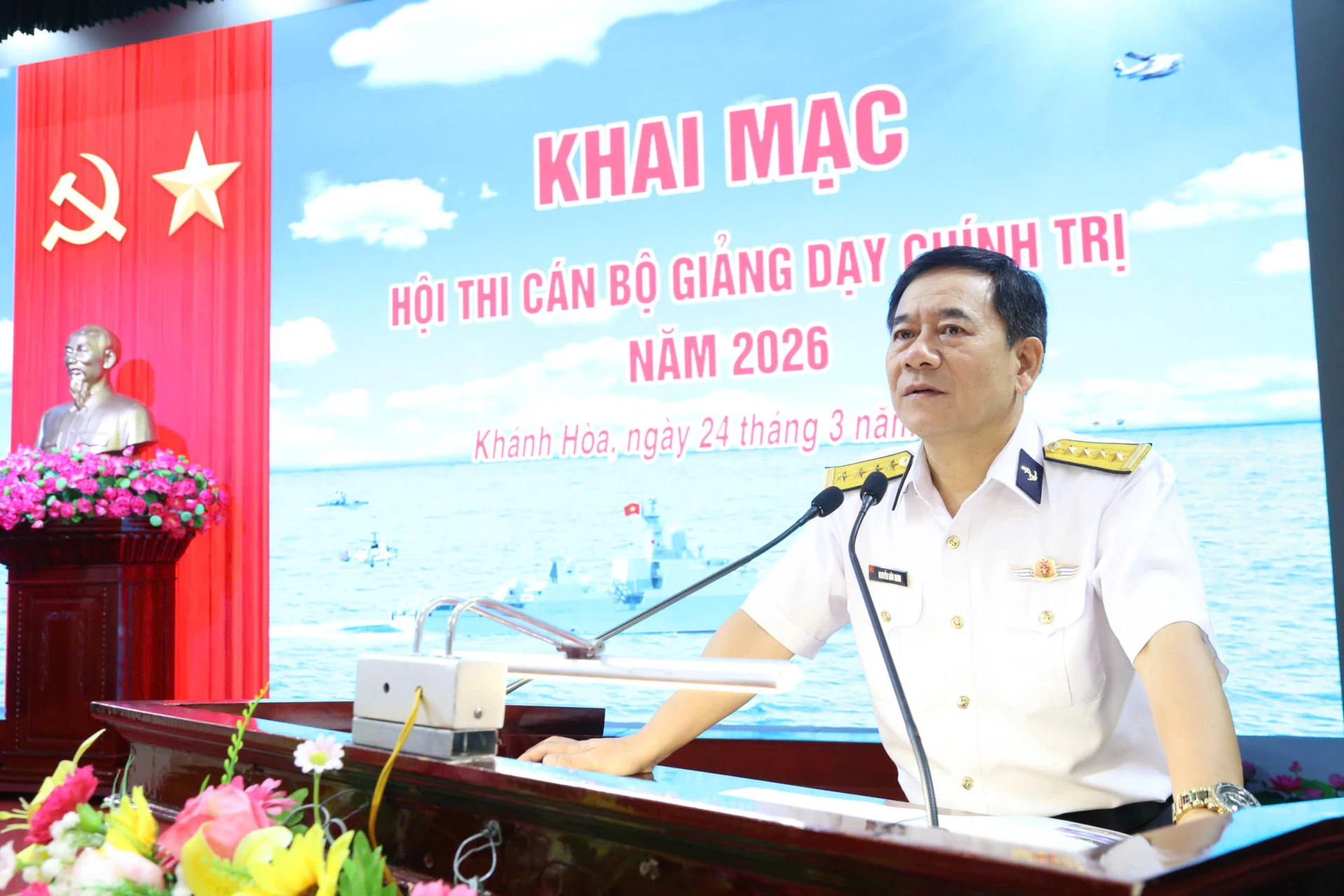 Đại tá Nguyễn Hữu Minh khai mạc hội thi.