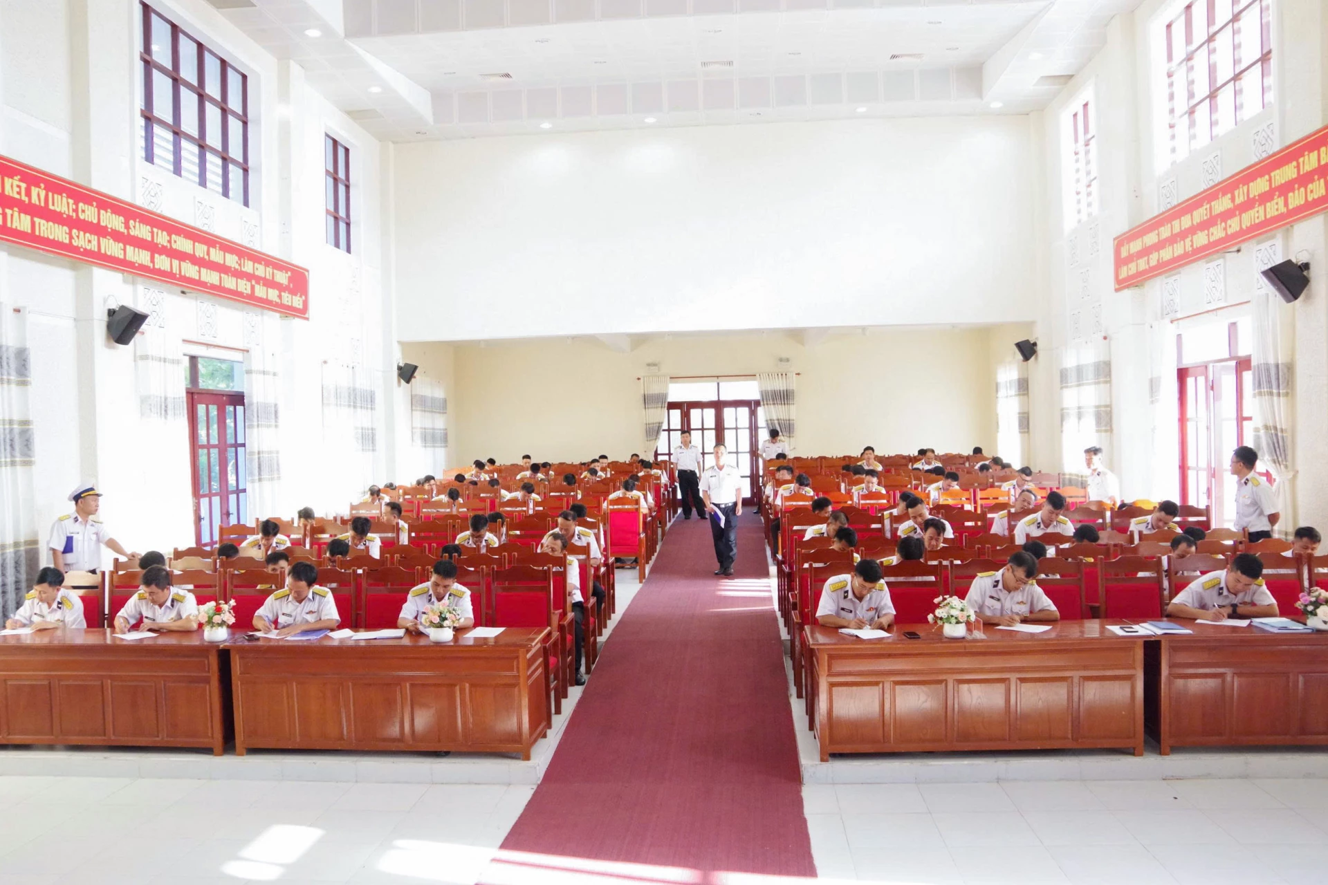 Các thí sinh thi kiểm tra lý thuyết.