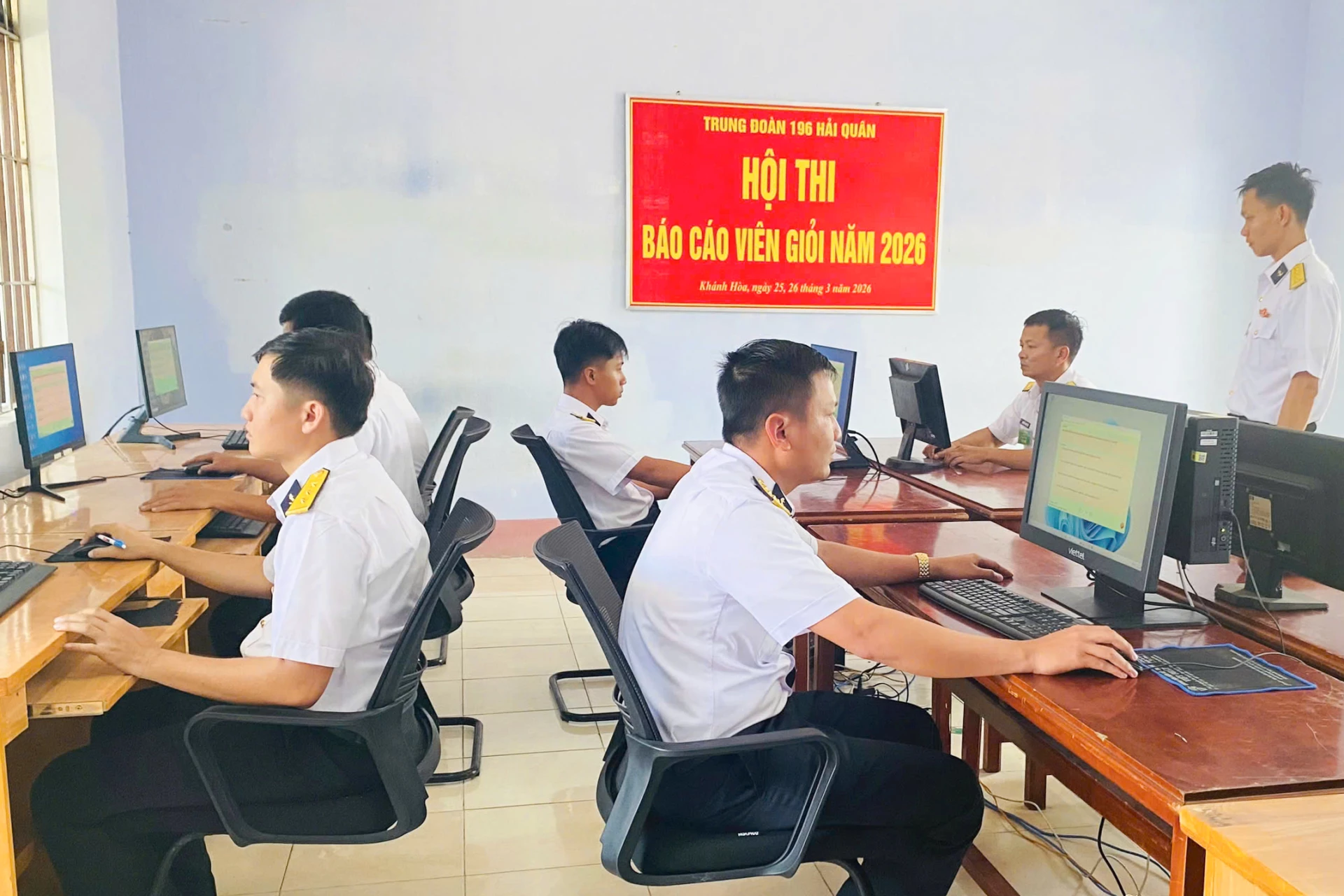 Các thí sinh thi nhận thức trên máy tính.