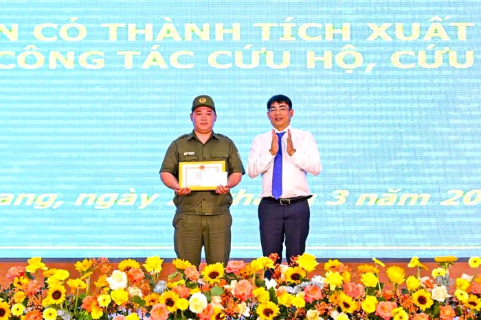 Khen thưởng đột xuất ông Đỗ Văn Thành Tài đã dũng cảm cứu người thoát khỏi đám cháy
