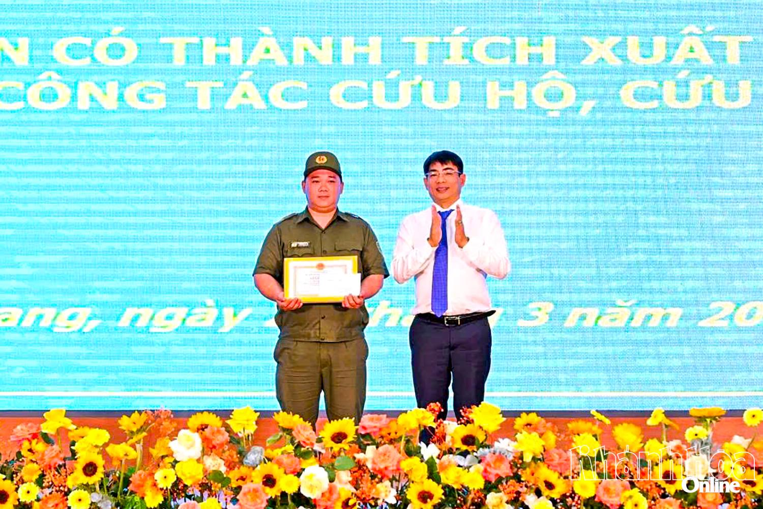 Chủ tịch UBND phường Trần Xuân Tây trao giấy khen cho ông Đỗ Văn Thành Tài.