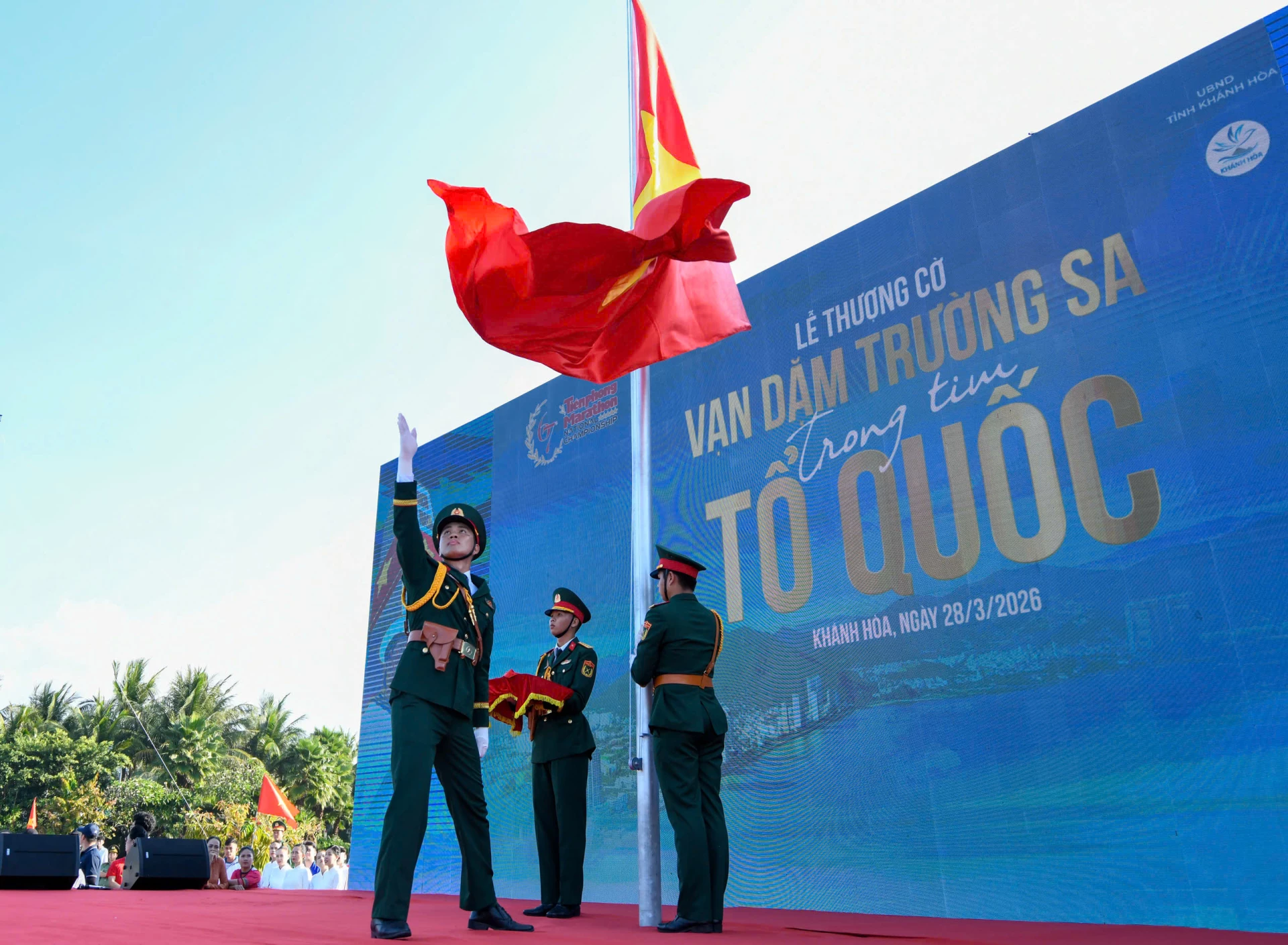 Các chiến sĩ các lực lượng quân đội đóng trên địa bàn tỉnh tập luyện các nghi thức chuẩn bị cho Lễ thượng cờ, lễ khai mạc giải. (ảnh: BTC cung cấp)