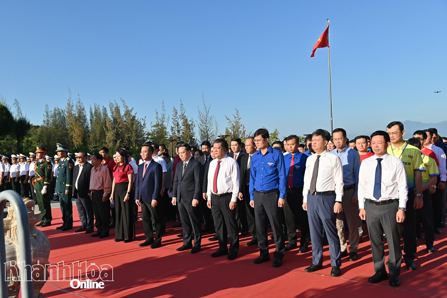 Các đồng chí lãnh đạo Trung ương, tỉnh, sở, ngành địa phương tri ân, tưởng niệm các anh hùng liệt sĩ tại khu Tượng đài Những người nằm lại phía chân trời