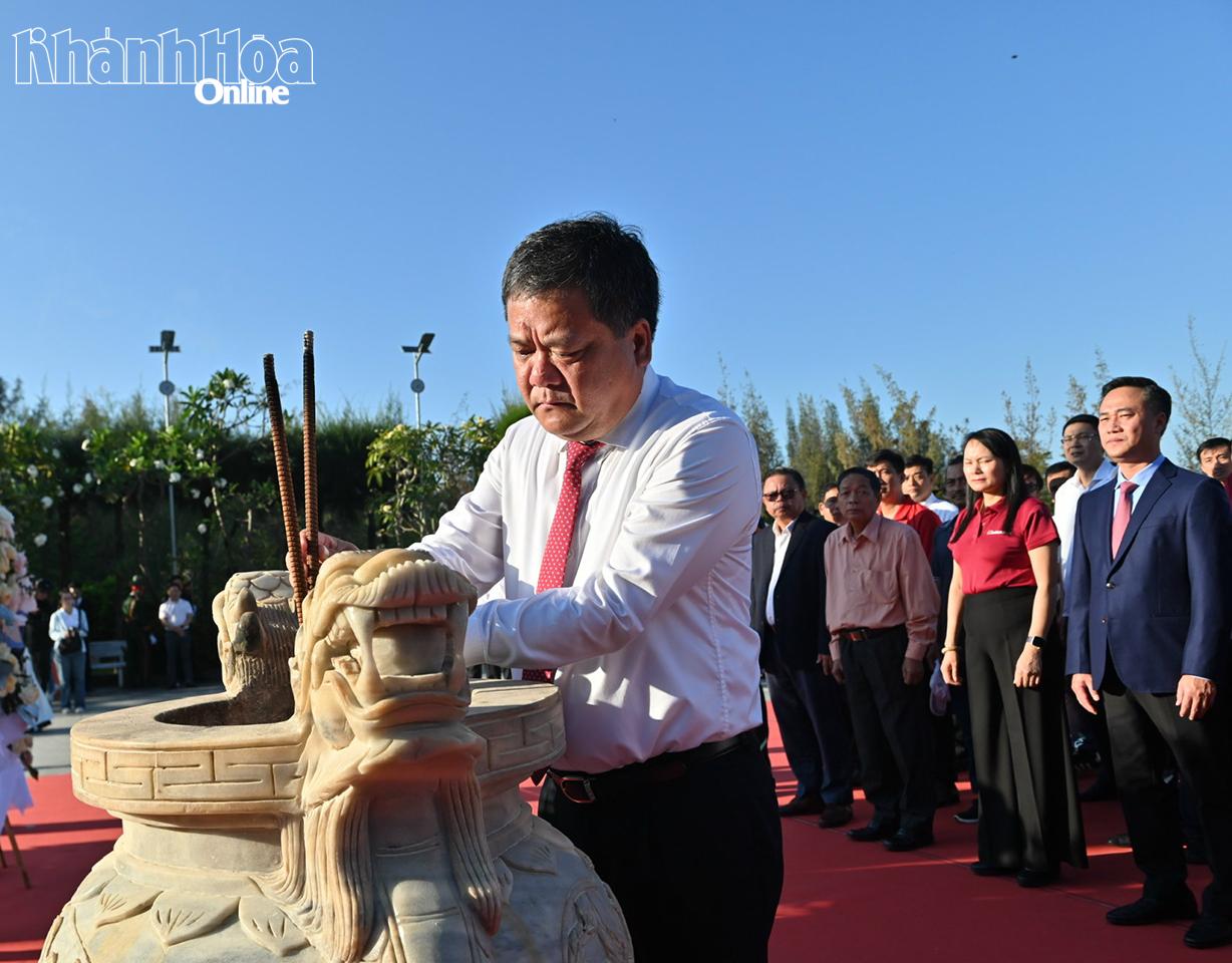 Đồng chí Trần Phong-Ủy viên Trung ương Đảng, Phó Bí thư Tỉnh ủy, Chủ tịch UBND tỉnh dâng hương tri ân các anh hùng liệt sĩ.