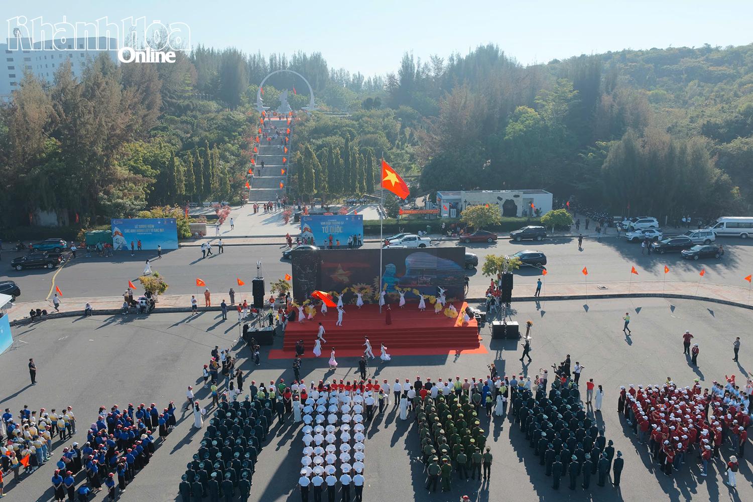 Quang cảnh buổi lễ thượng cờ.