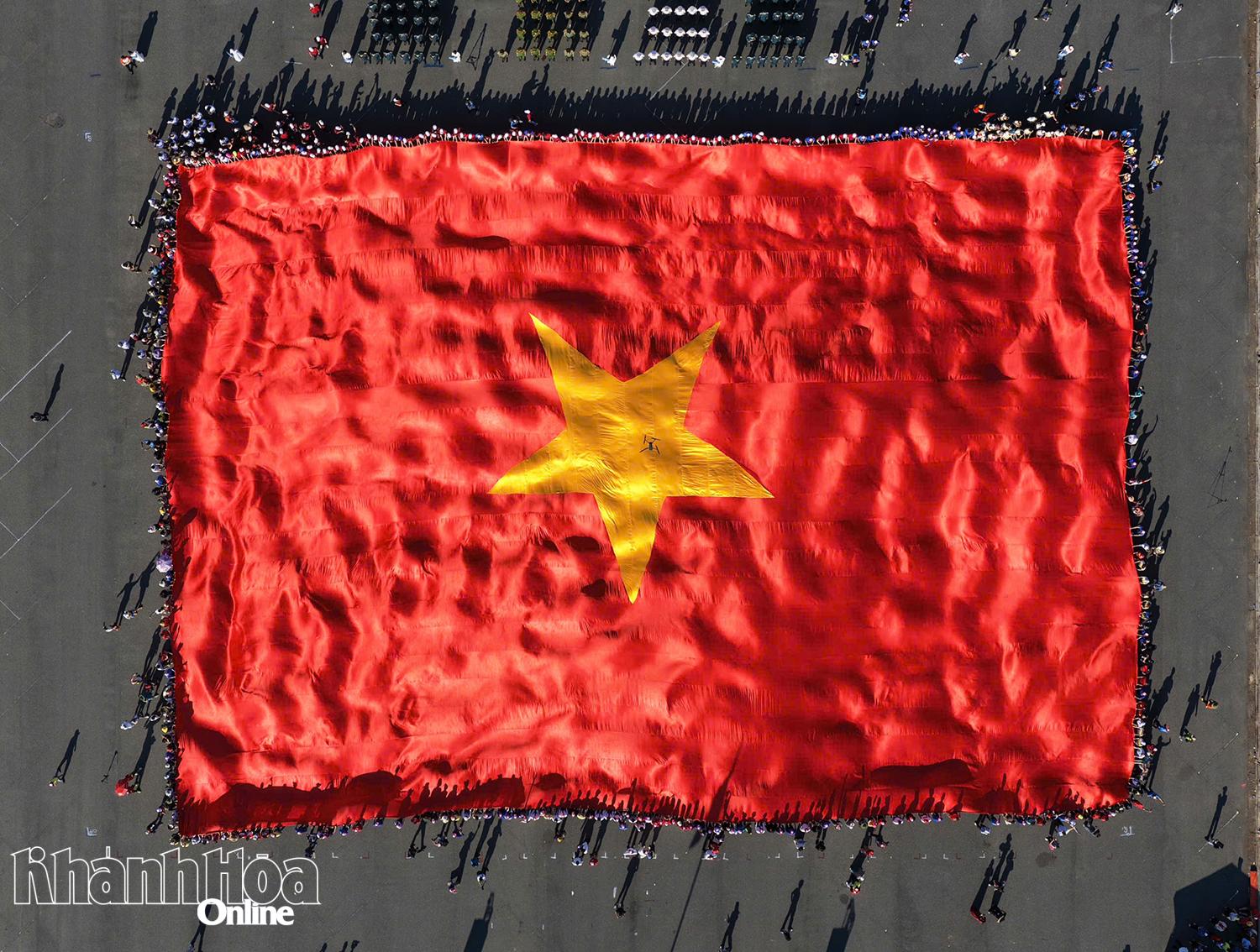 Ấn tượng lá cờ tổ quốc nhìn từ trên cao.