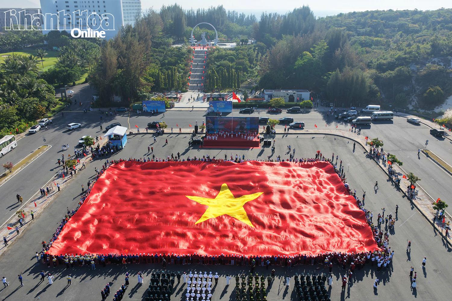 Tôn vinh lá cờ Tổ quốc rộng 2.166 m2