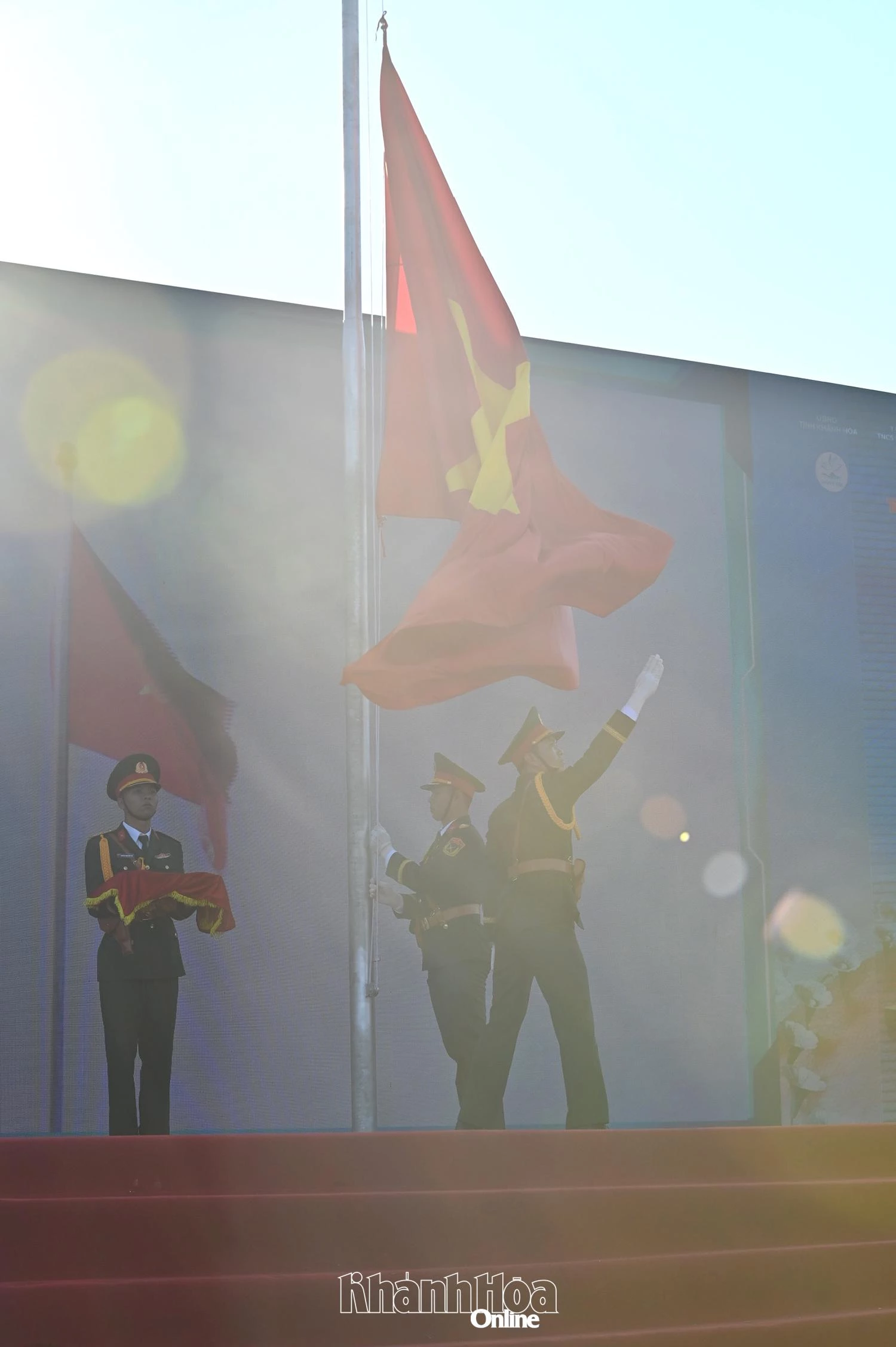 Thiêng liêng giây phút lễ thượng cờ.