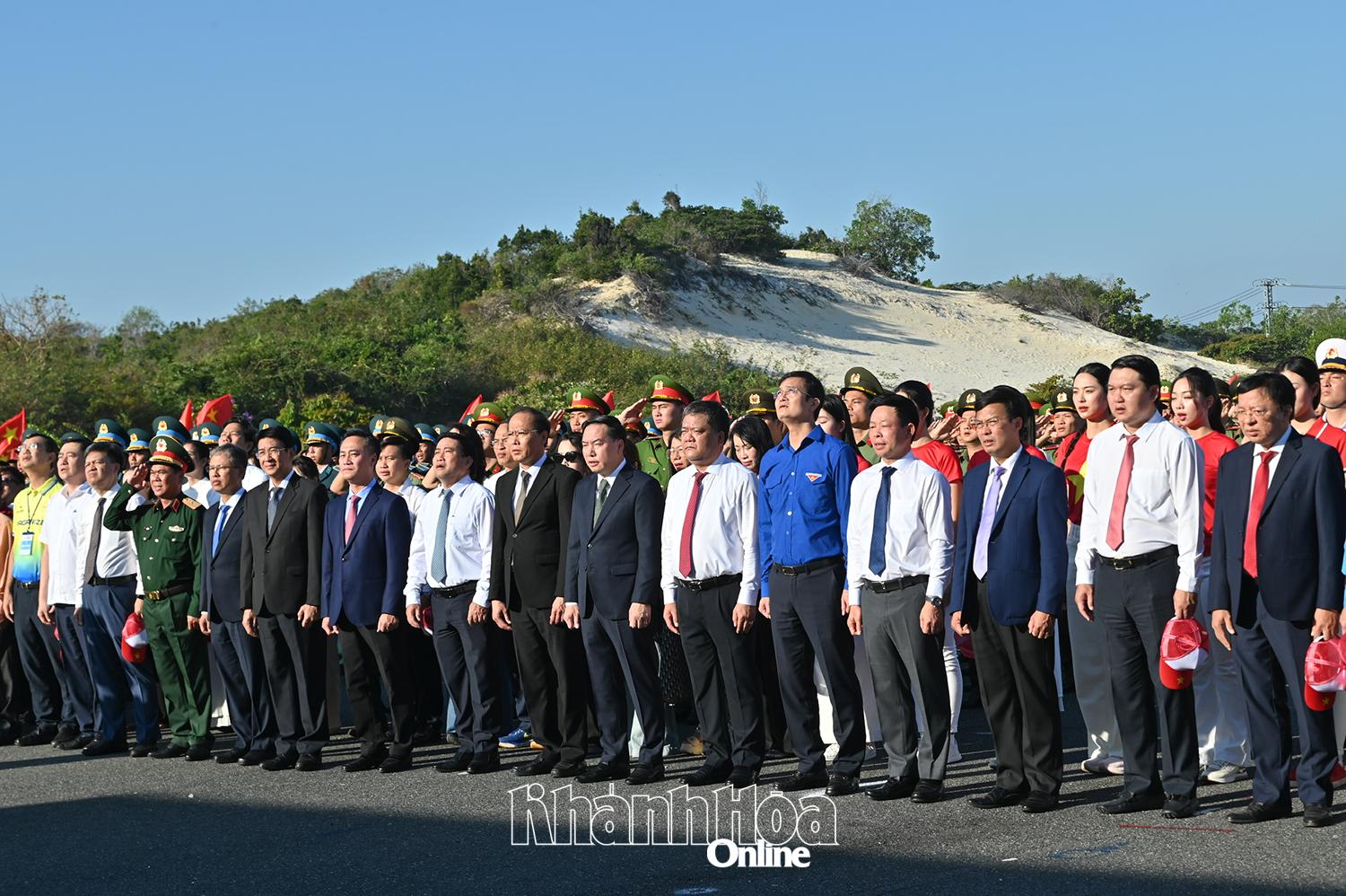 Các đại biểu lãnh đạo Trung ương, tỉnh tham dự Lễ thượng cờ.