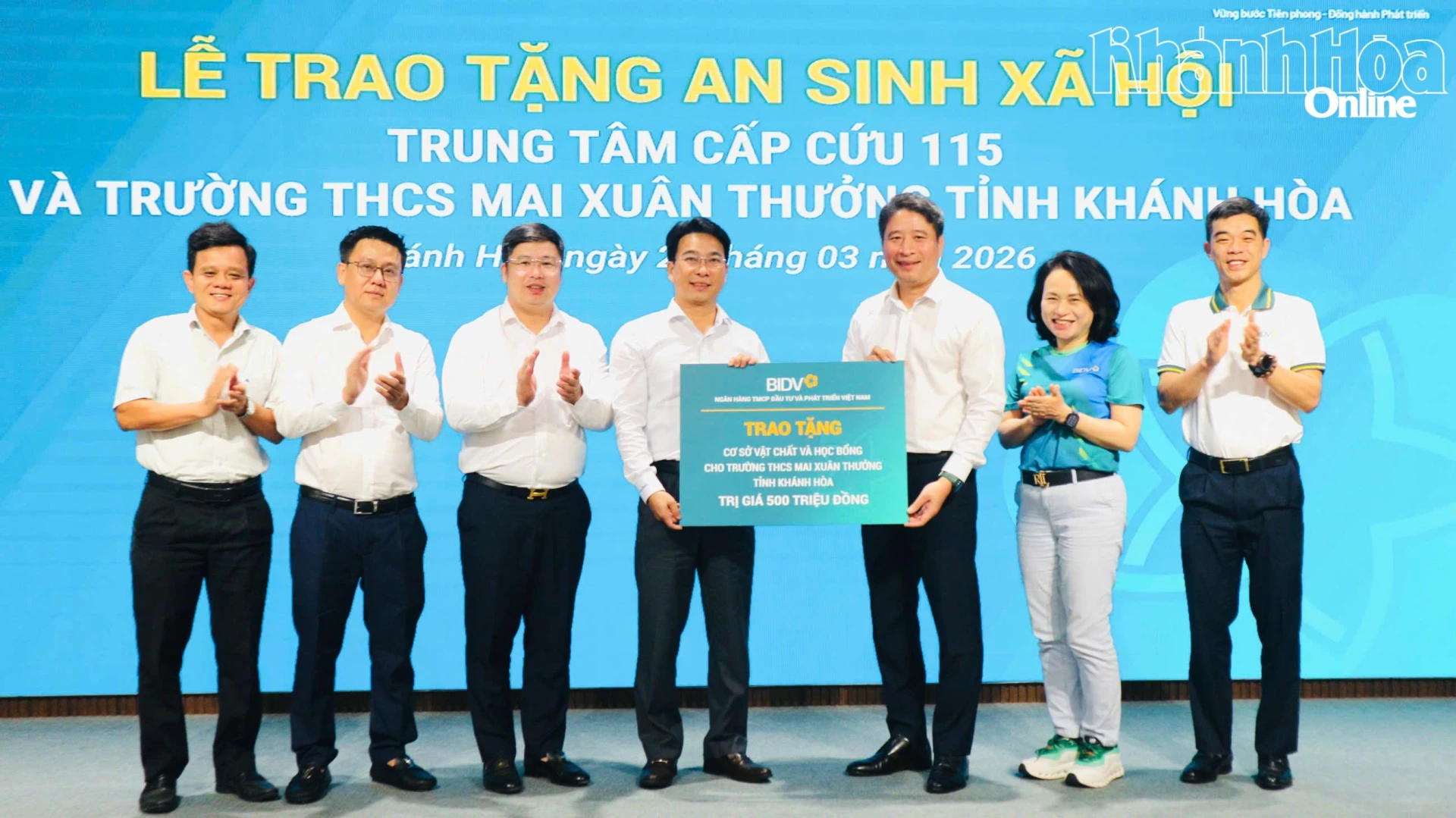 Đại diện BIDV trao bảng tượng trưng kinh phí 500 triệu đồng hỗ trợ sửa chữa cơ sở vật chất và trao học bổng cho Trường THCS Mai Xuân Thưởng (phường Bắc Nha Trang).