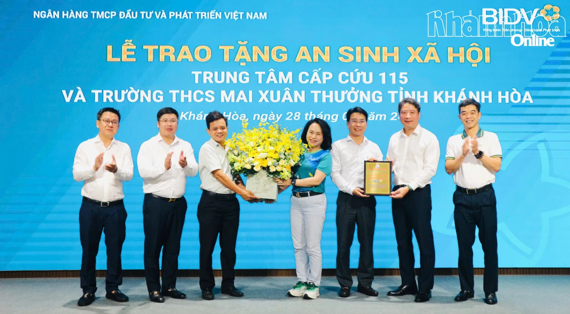 Đại diện Trung tâm Cấp cứu 115 Khánh Hòa và Trường THCS Mai Xuân Thưởng tặng hoa và bảng tri ân cho đại diện BIDV.