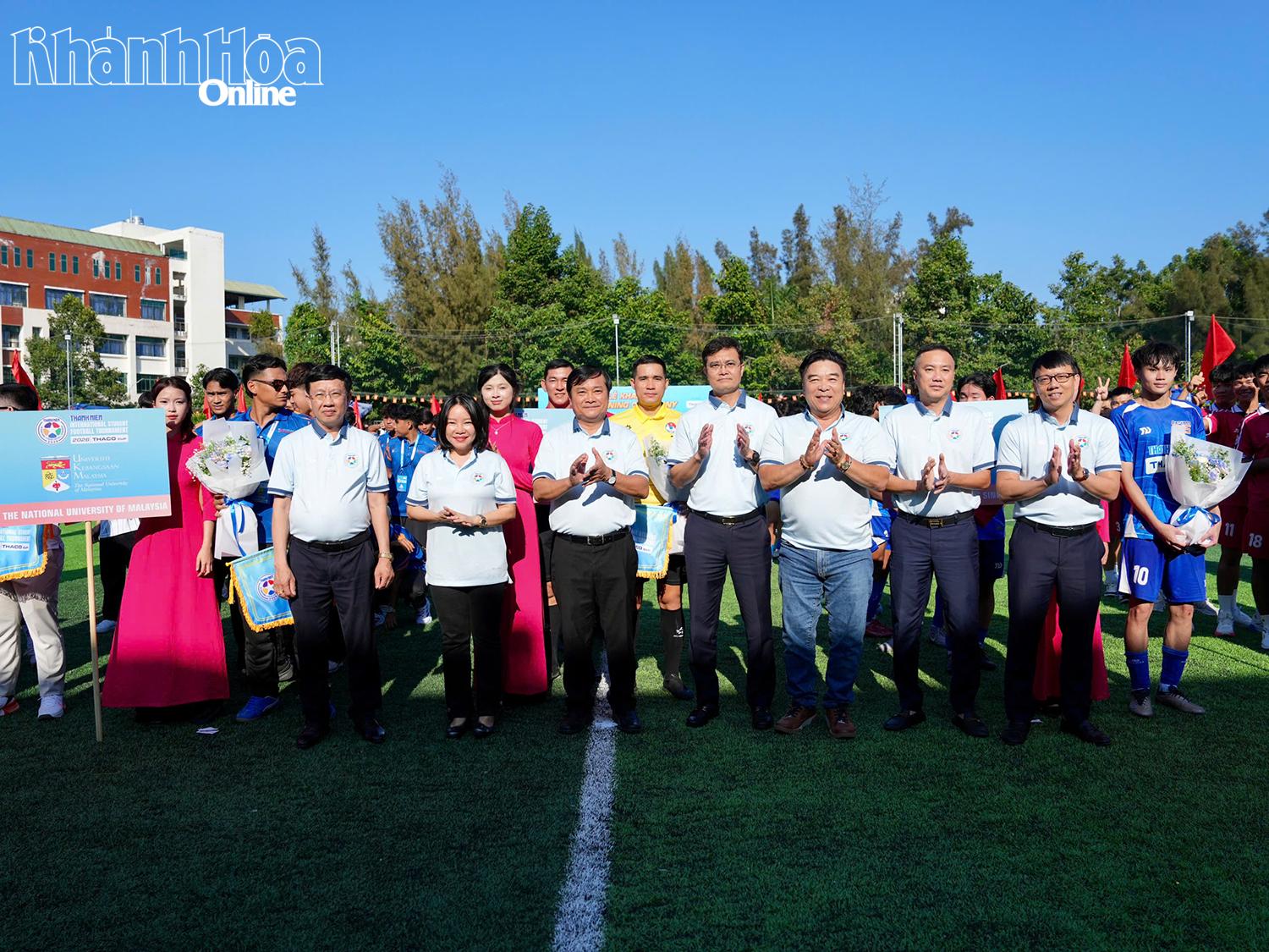 Các đại biểu tặng hoa cho các đội bóng tham dự.