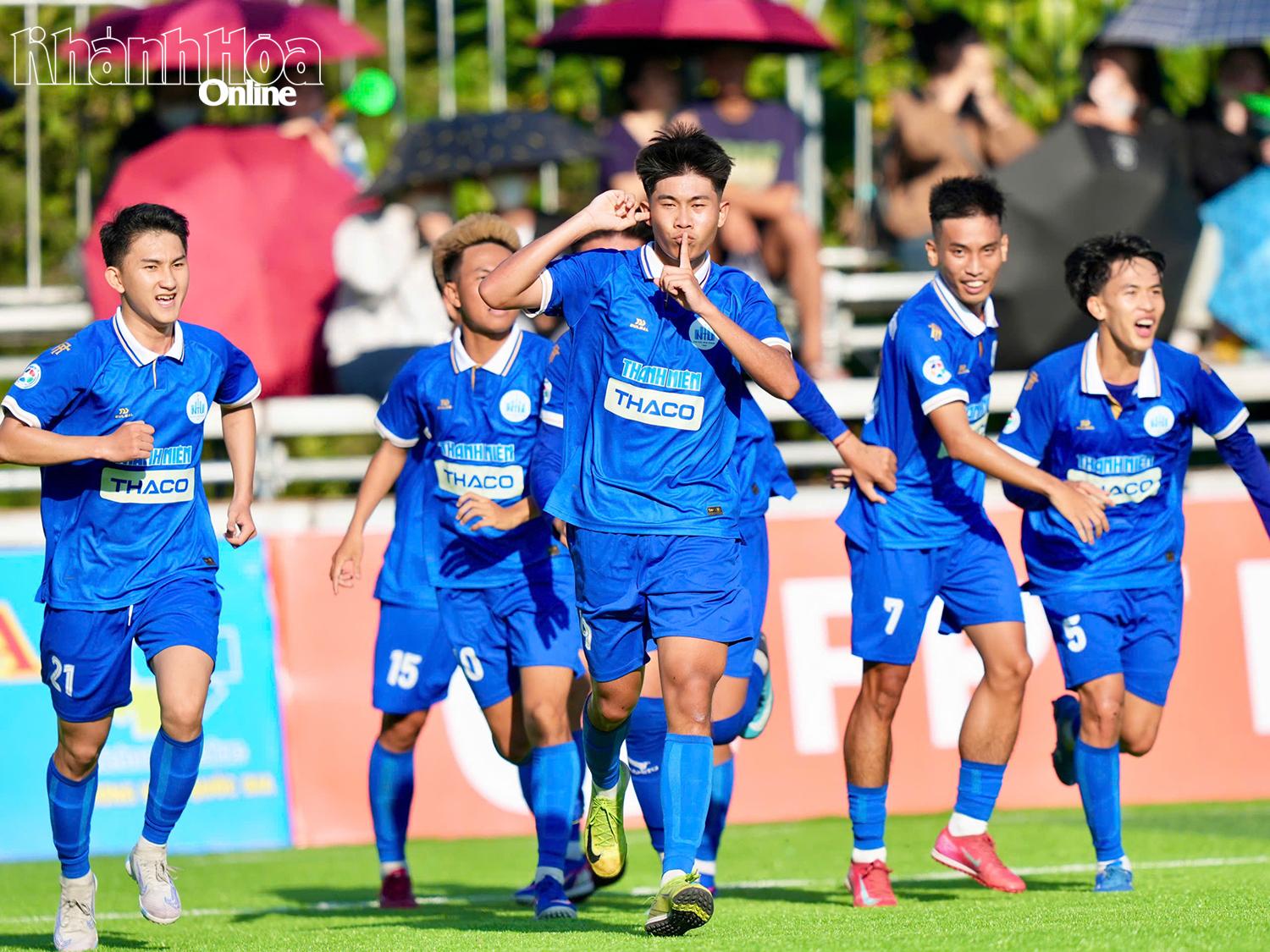 Các cầu thủ Trường Đại học Nha Trang mừng bàn thắng vào lưới đội Trường Đại học Lào.