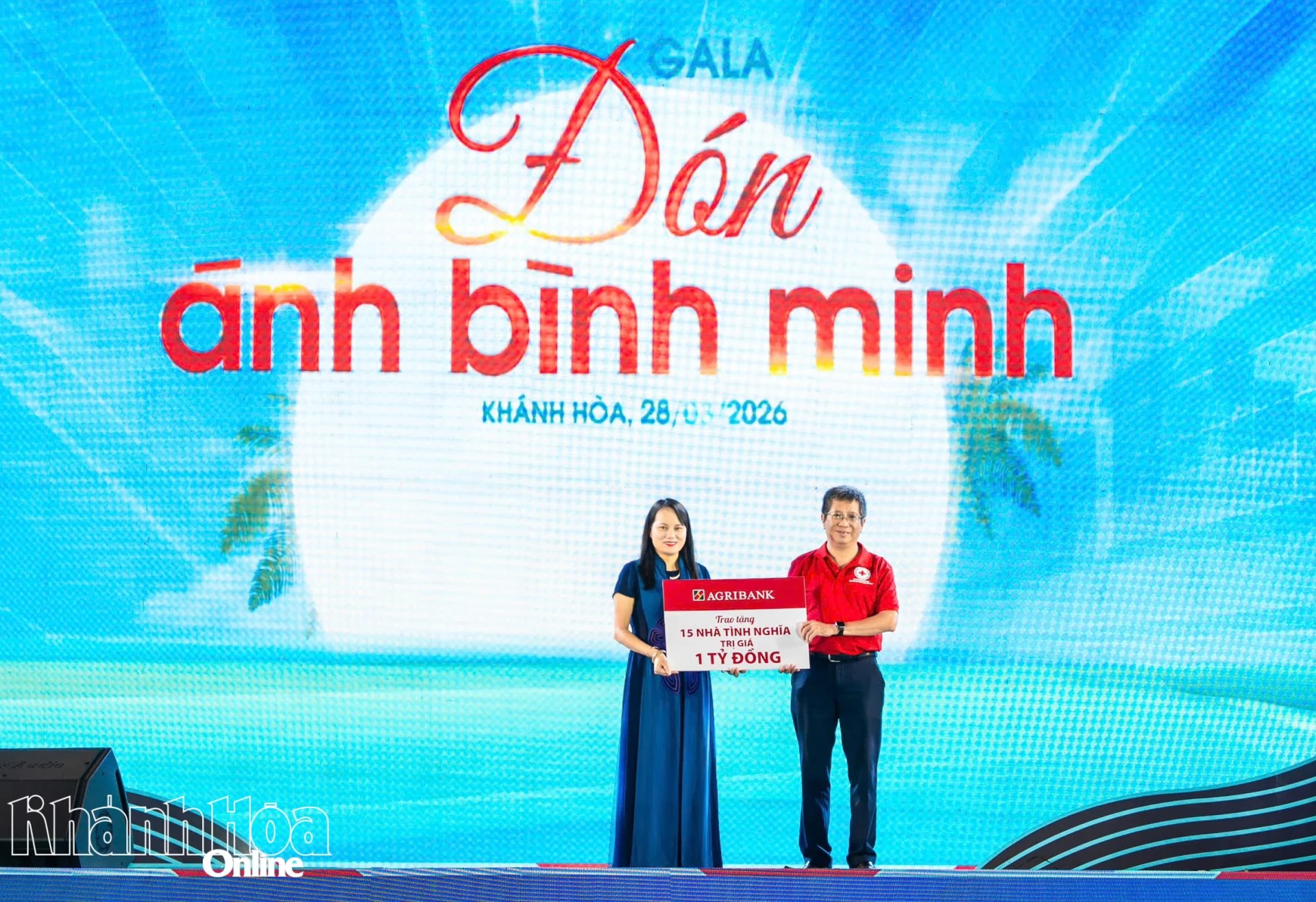 Bà Phùng Thị Bình - Phó Tổng giám đốc Agribank trao biểu trưng 15 căn nhà cho các hộ gia đình khó khăn.