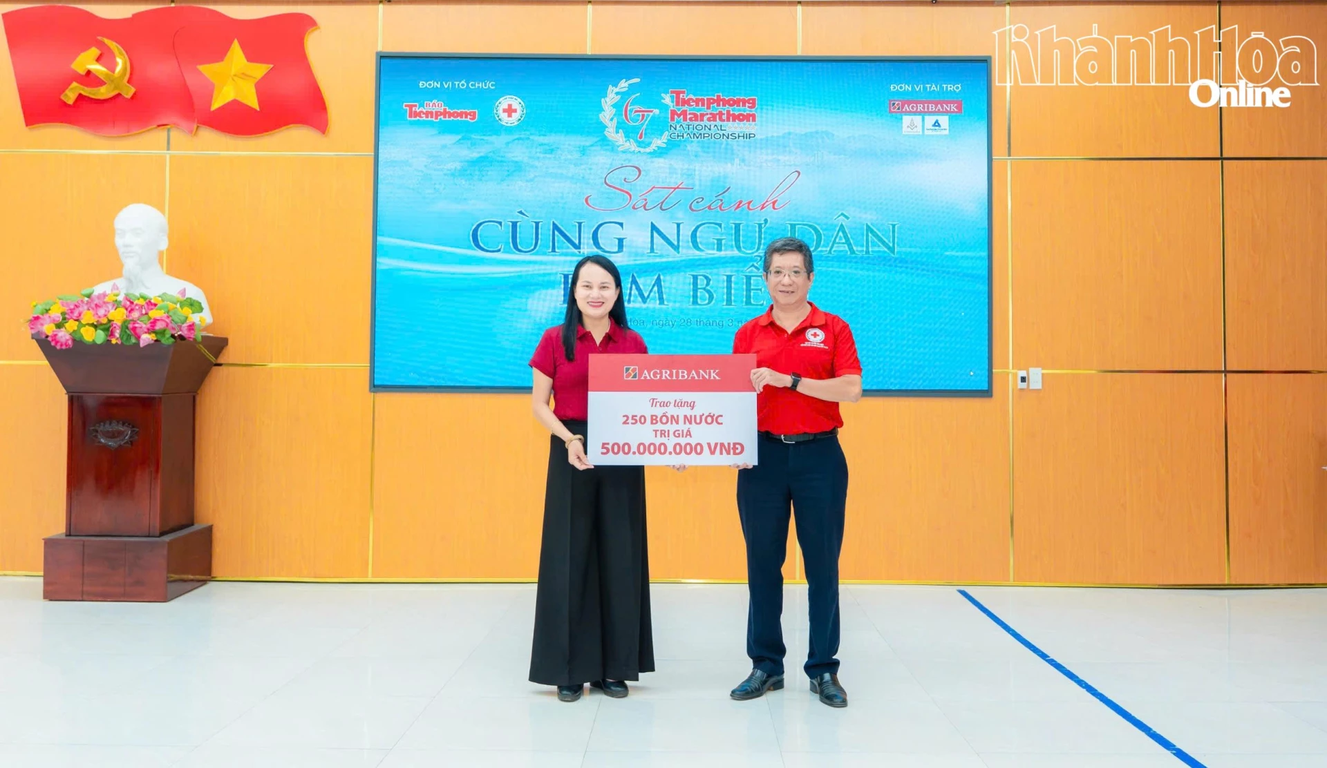 Bà Phùng Thị Bình - Phó tổng giám đốc Agribank trao tặng biểu trưng 250 bồn nước dung tích 1.000 lít, với tổng trị giá 500 triệu đồng, góp phần cải thiện điều kiện sinh hoạt cho các hộ gia đình.