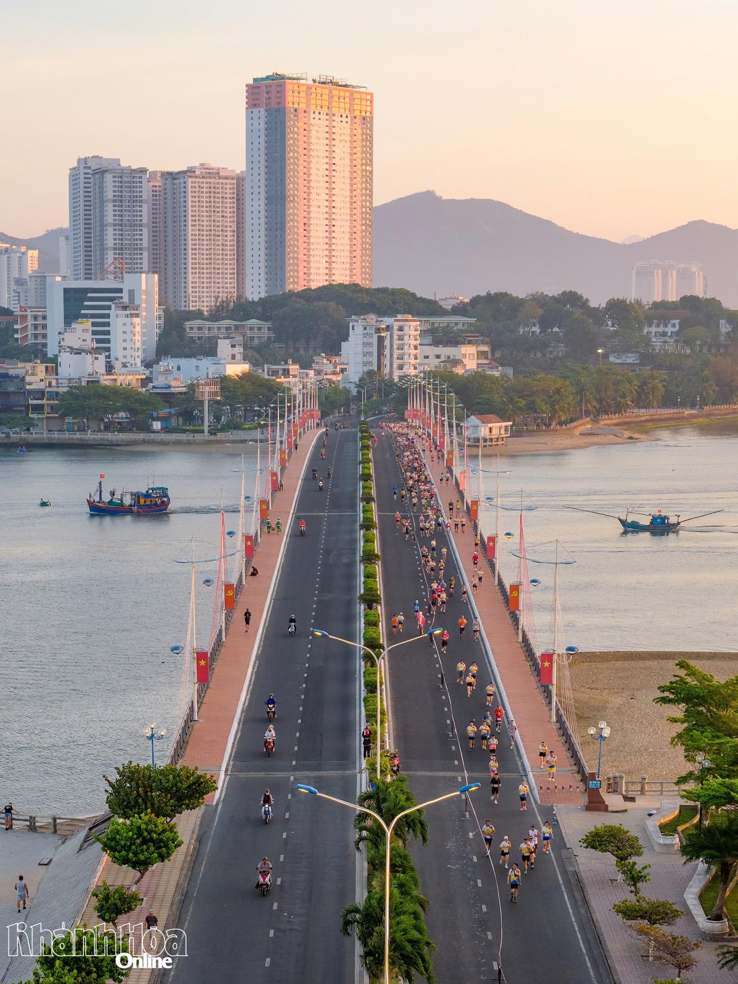 Cảnh đẹp đường chạy cầu Trần Phú.