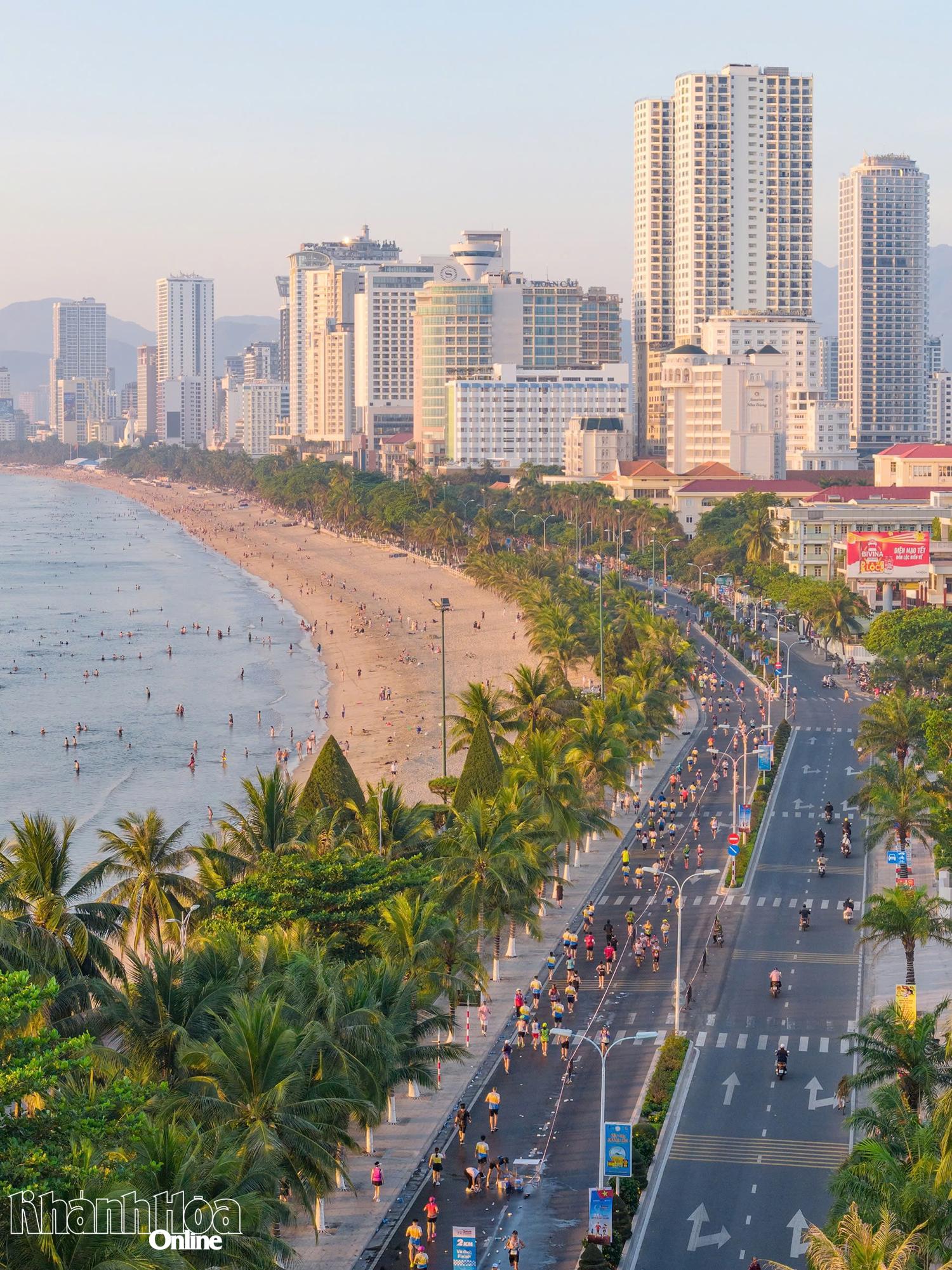 Khung cảnh đẹp đón ánh bình minh đường chạy Nha Trang-Khánh Hòa.
