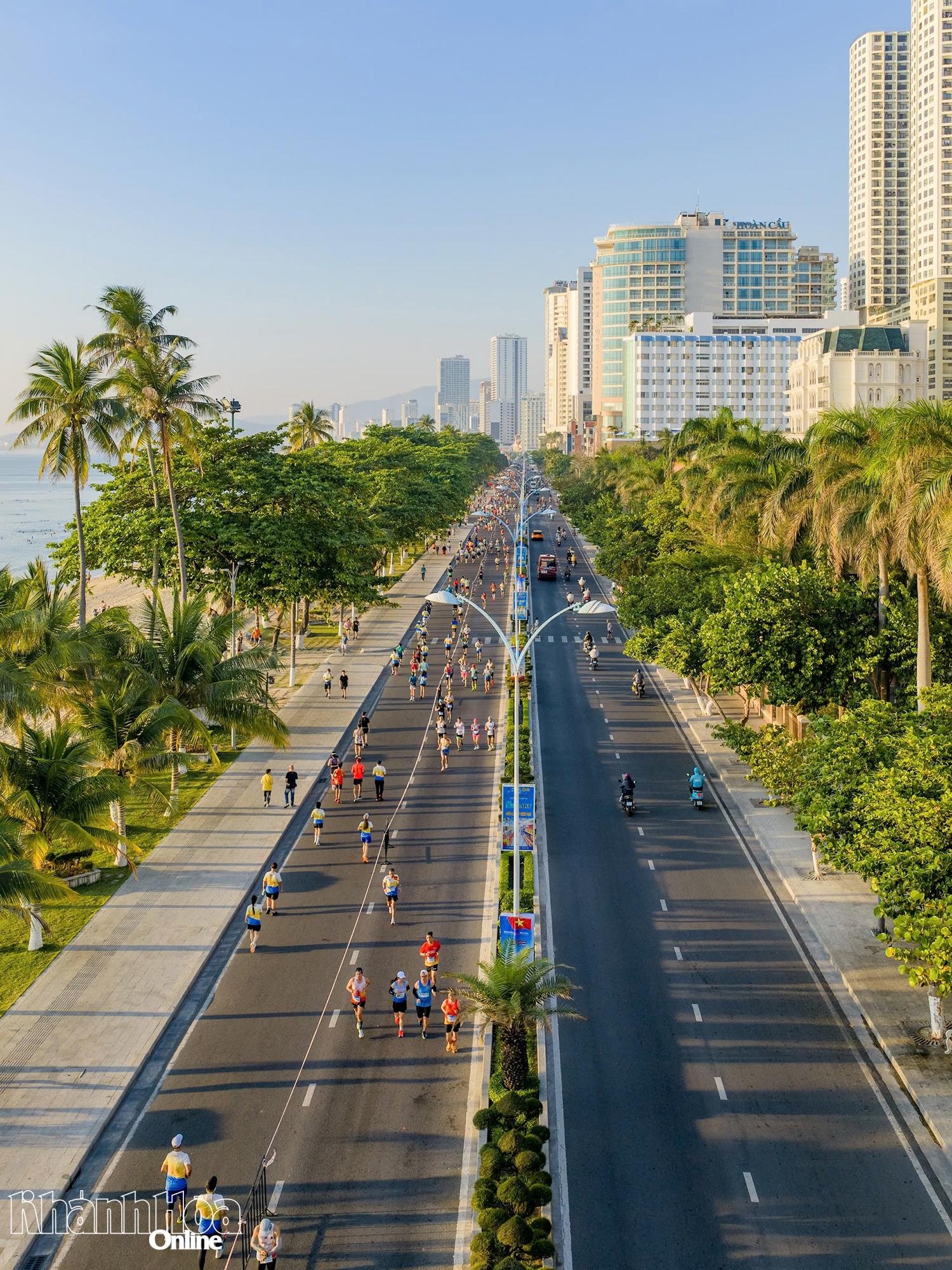 Hàng nghìn vận động viên trên đường chạy dọc biển Nha Trang, hướng cầu Trần Phú.