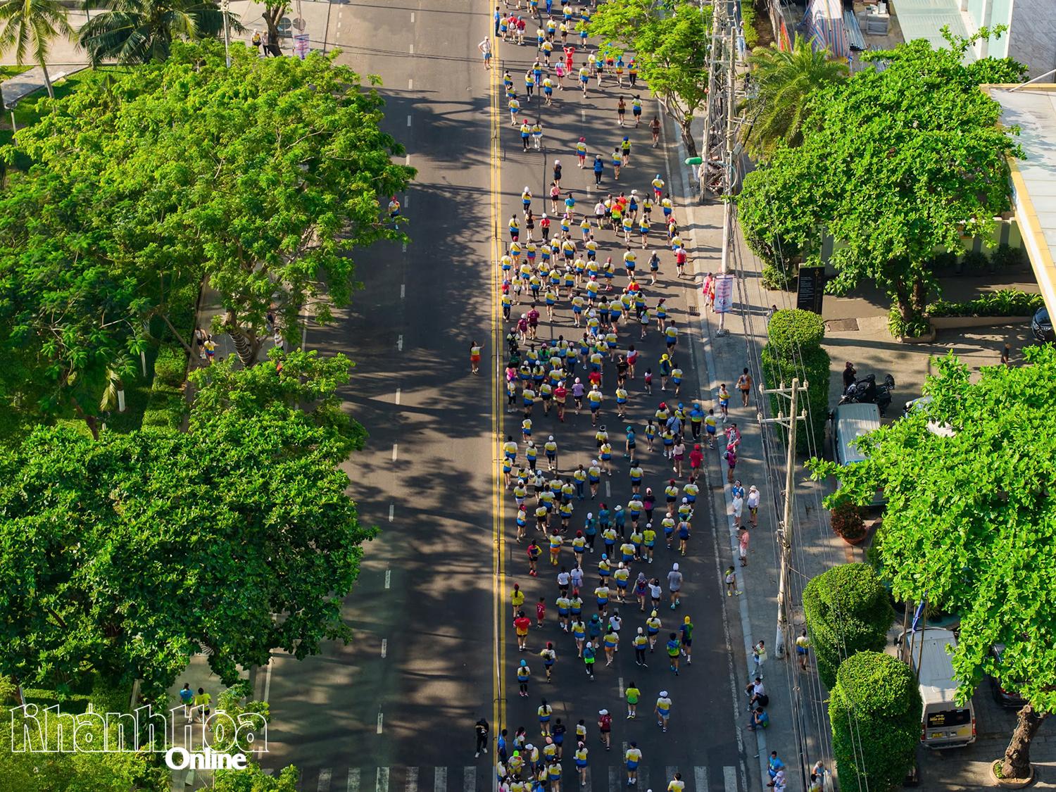 Hàng nghìn vận động viên trên cung đường biển Trần Phú, hướng đến cáp treo Vinpearl.