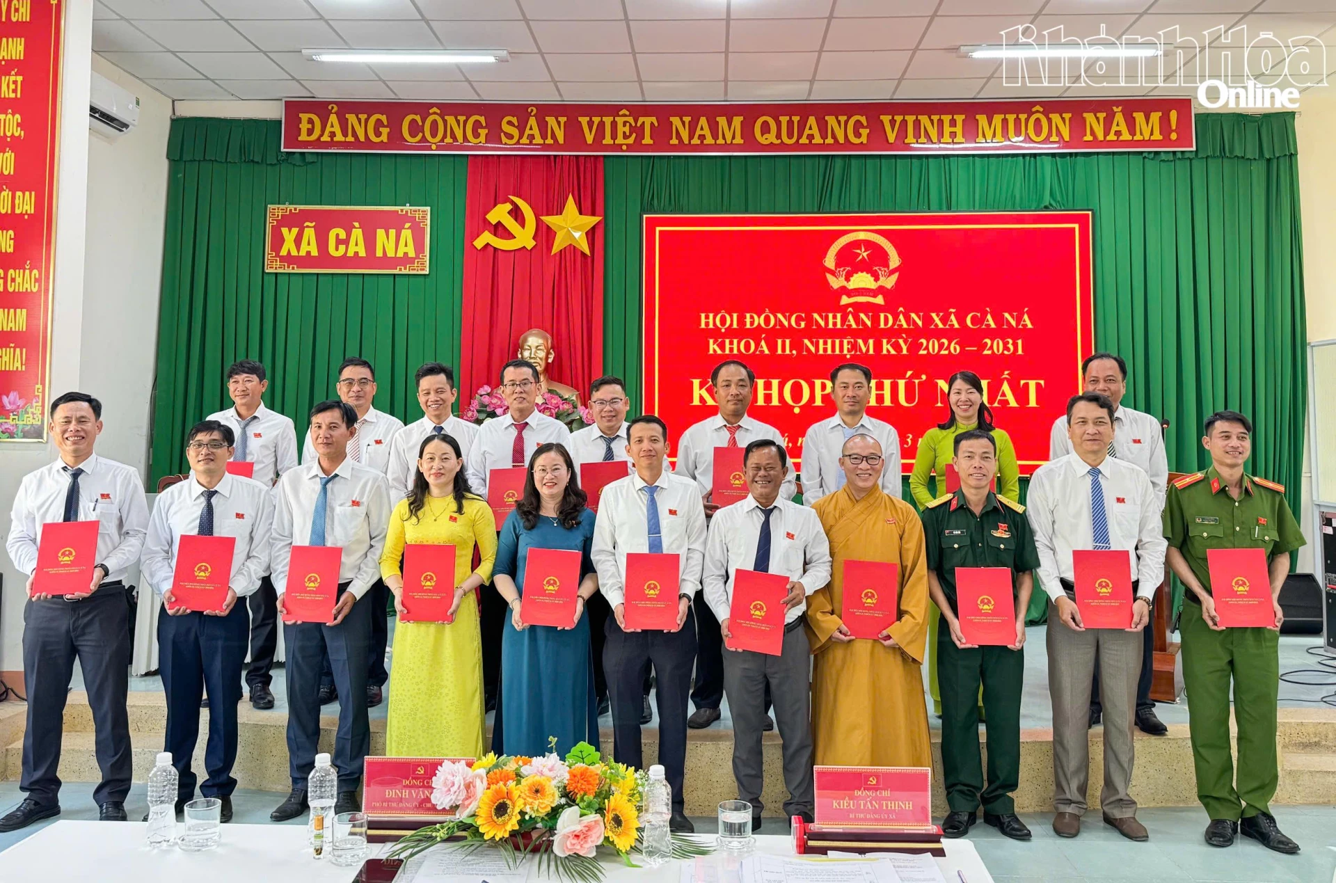 Uỷ ban bầu cử xã Cà Ná trao Giấy chứng nhận đại biểu HĐND khóa II cho đại biểu trúng cử.