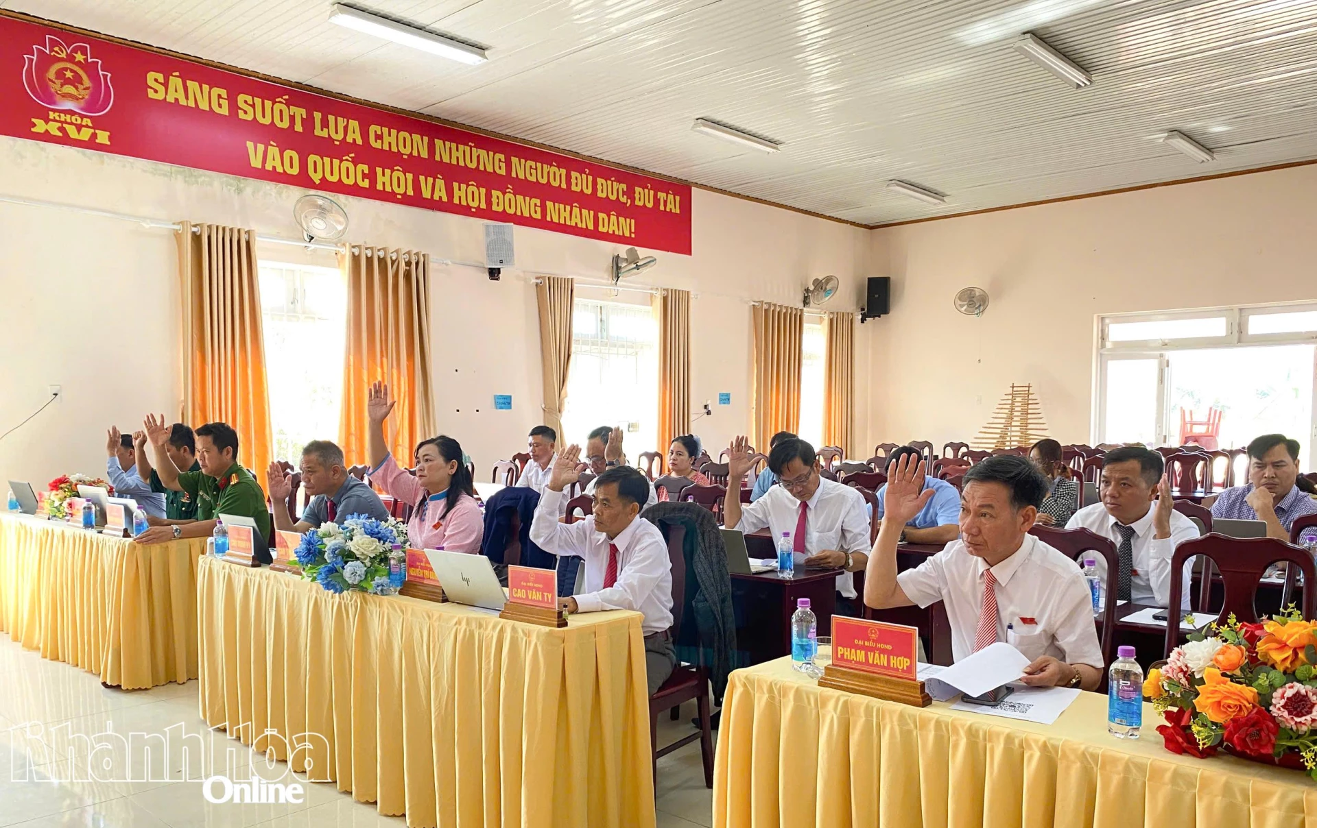 Các đại biểu biểu quyết thông qua chương trình kỳ họp