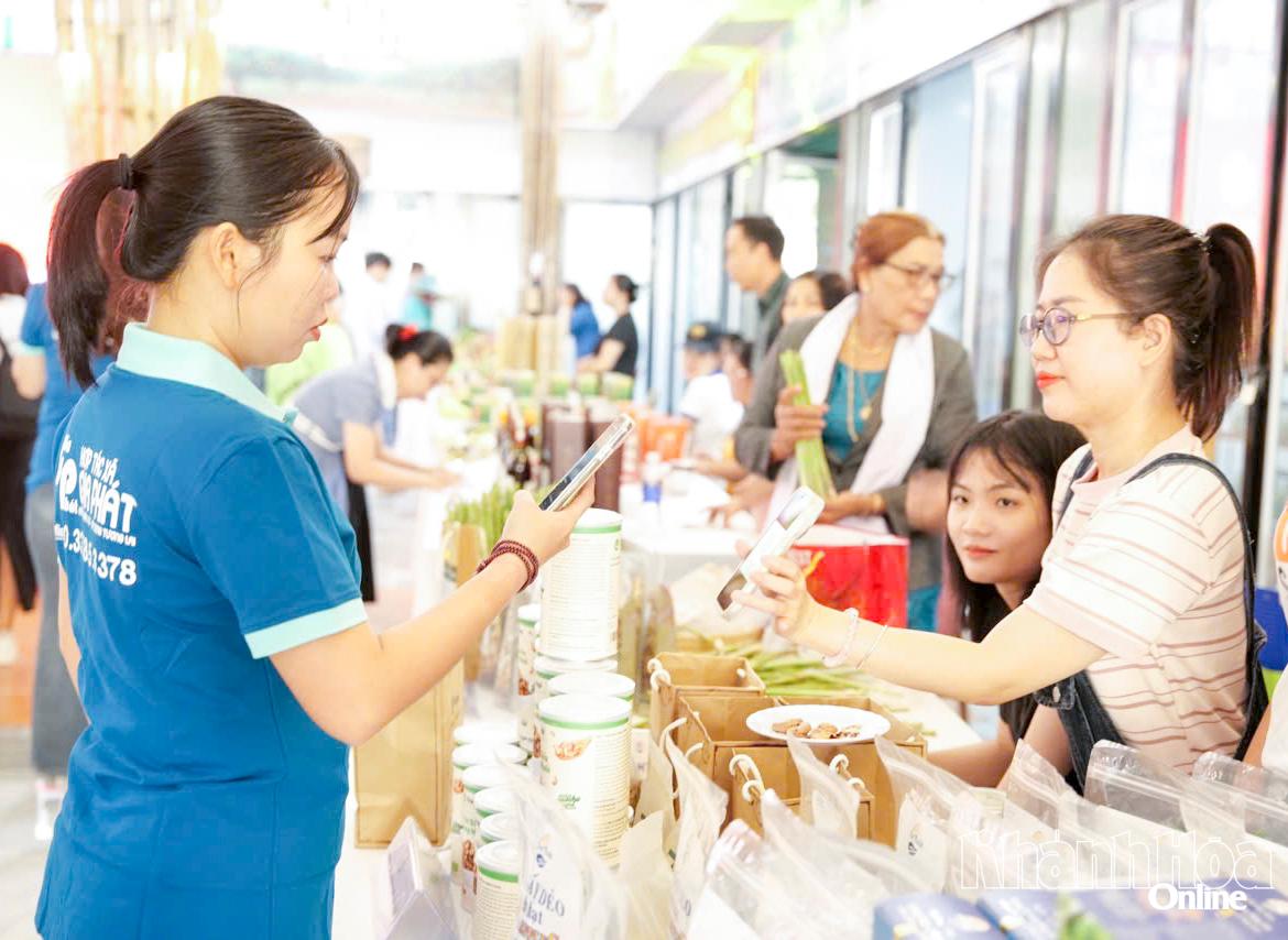 Khách hàng thanh toán không dùng tiền mặt khi mua sản phẩm tại gian hàng, góp phần thúc đẩy chuyển đổi số trong tiêu thụ nông sản.