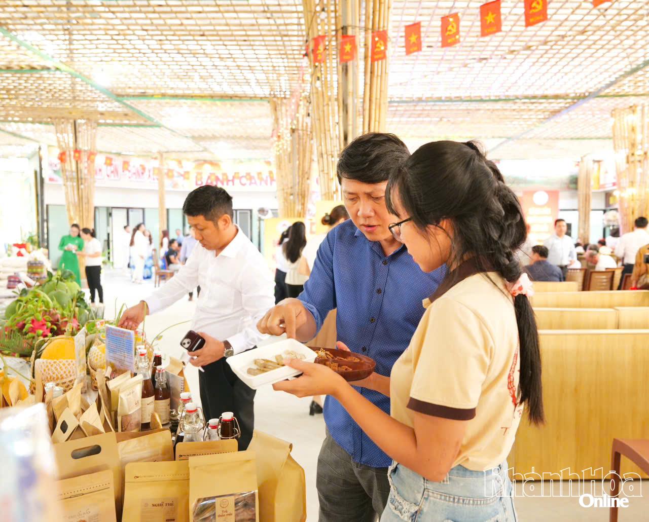 Khách tham quan trực tiếp trải nghiệm, dùng thử sản phẩm tại gian hàng OCOP.