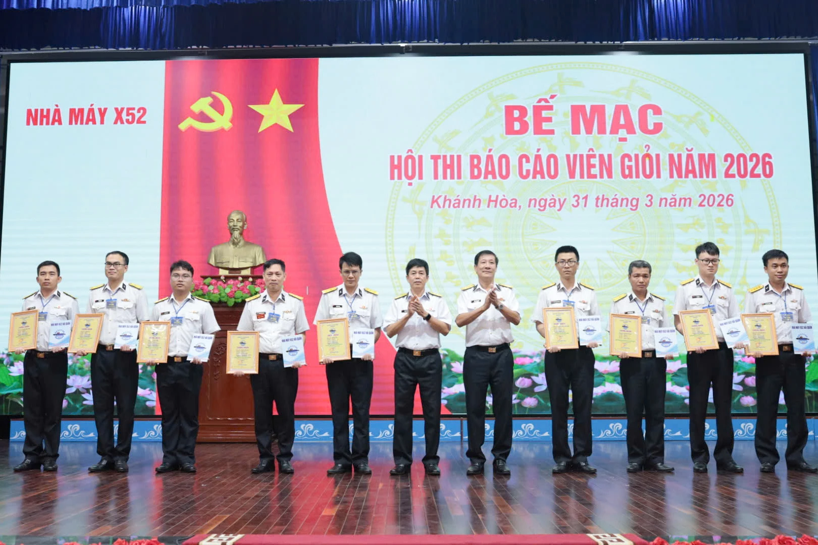 Ban tổ chức trao giải cho các thí sinh đạt thành tích cao.