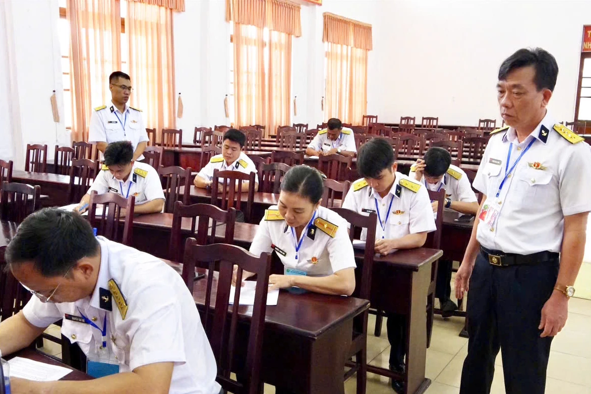 Các thí sinh tham gia thi.