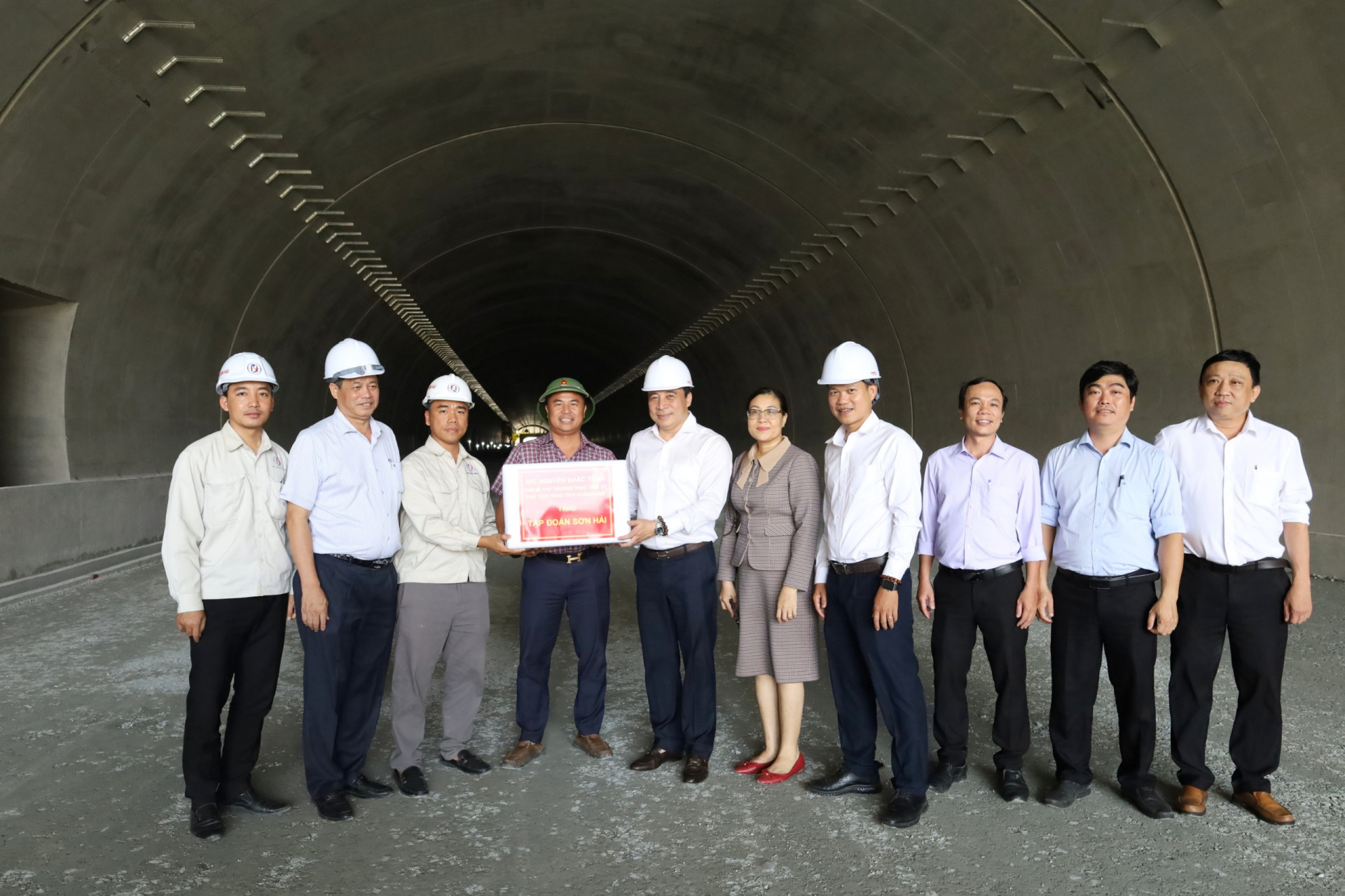 Đồng chí Nguyễn Khắc Toàn trao quà động viên doanh nghiệp thực hiện dự án cao tốc Nha Trang - Cam Lâm.
