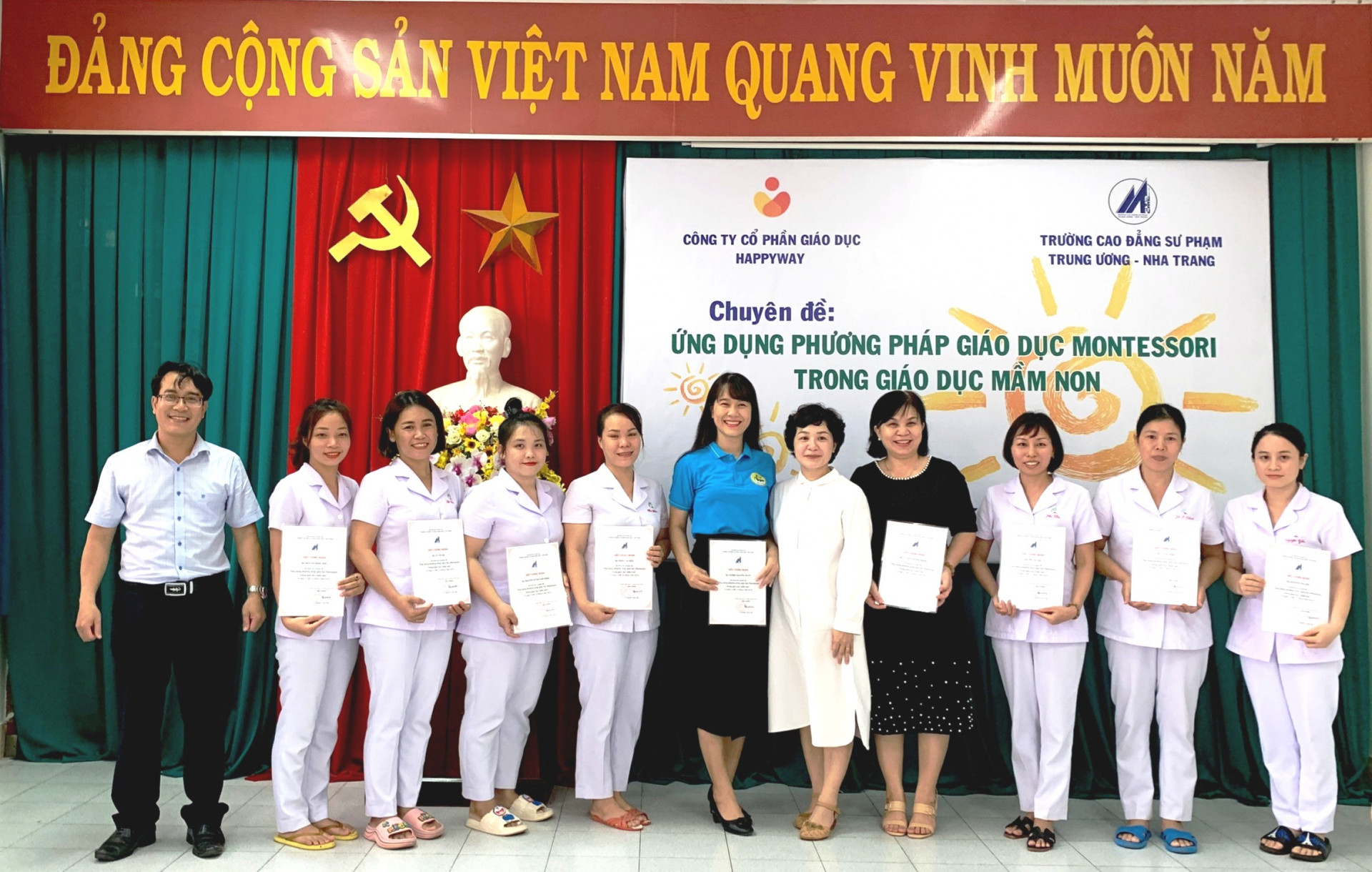 Các học viên nhận giấy chứng nhận hoàn thành khóa học. 