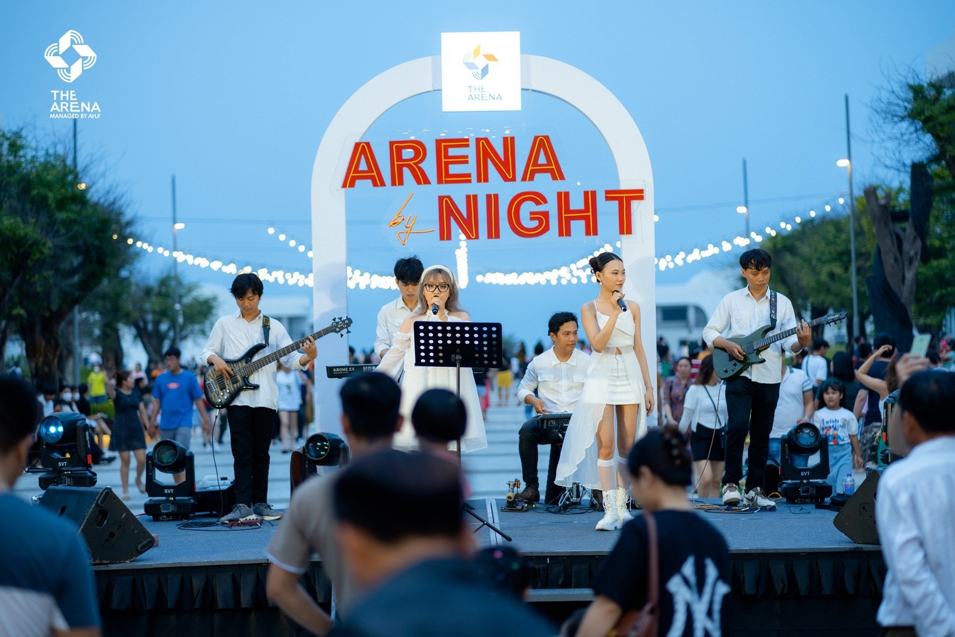 Show diễn âm nhạc tại Phố đi bộ Arena Town